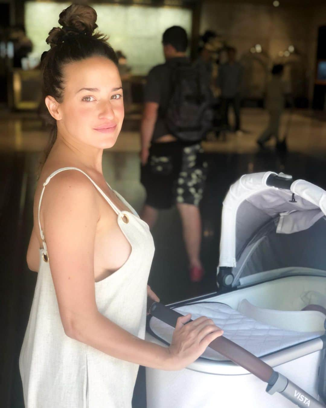 ジェマ・マリンさんのインスタグラム写真 - (ジェマ・マリンInstagram)「How did i go without bra being breastfeeding? Well.. I just took the risk lol I was thinking the whole time about the possibility of the milk coming out and praying not to happen!😅 And Indeed didn’t happen! As soon as I got home and change my clothes,the milk began to come out on my shirt🤷🏼‍♀️ It’s like I controlled it with my mind I don’t know... Yes.. I don’t like pads.. Who likes pads?? I’ve tried many and can’t wear them... . . #mom #momoftwo #breastfeeding #pads #letdown #parenting #nursing #motherhood . . ¿Cómo voy sin sujetador si estoy amamantado? Bueno ... simplemente me arriesgué. ¡Estaba pensando todo el tiempo en la posibilidad de que se me saliera la leche y pensaba “no no no va a pasar” 😅 ¡Y, de hecho, no sucedió! Tan pronto como llegué a casa y me cambié la ropa, y conforme le di la teta a Daniela la leche se me salió camiseta 🤷🏼‍♀️ Es como si lo hubiera controlado con mi mente, no sé 🤪... Sí ... no me gustan los discos que se usan para recoger la leche .. ¿A quién le gustan? He probado muchos y me molestan ...」6月10日 14時31分 - gemma_marin