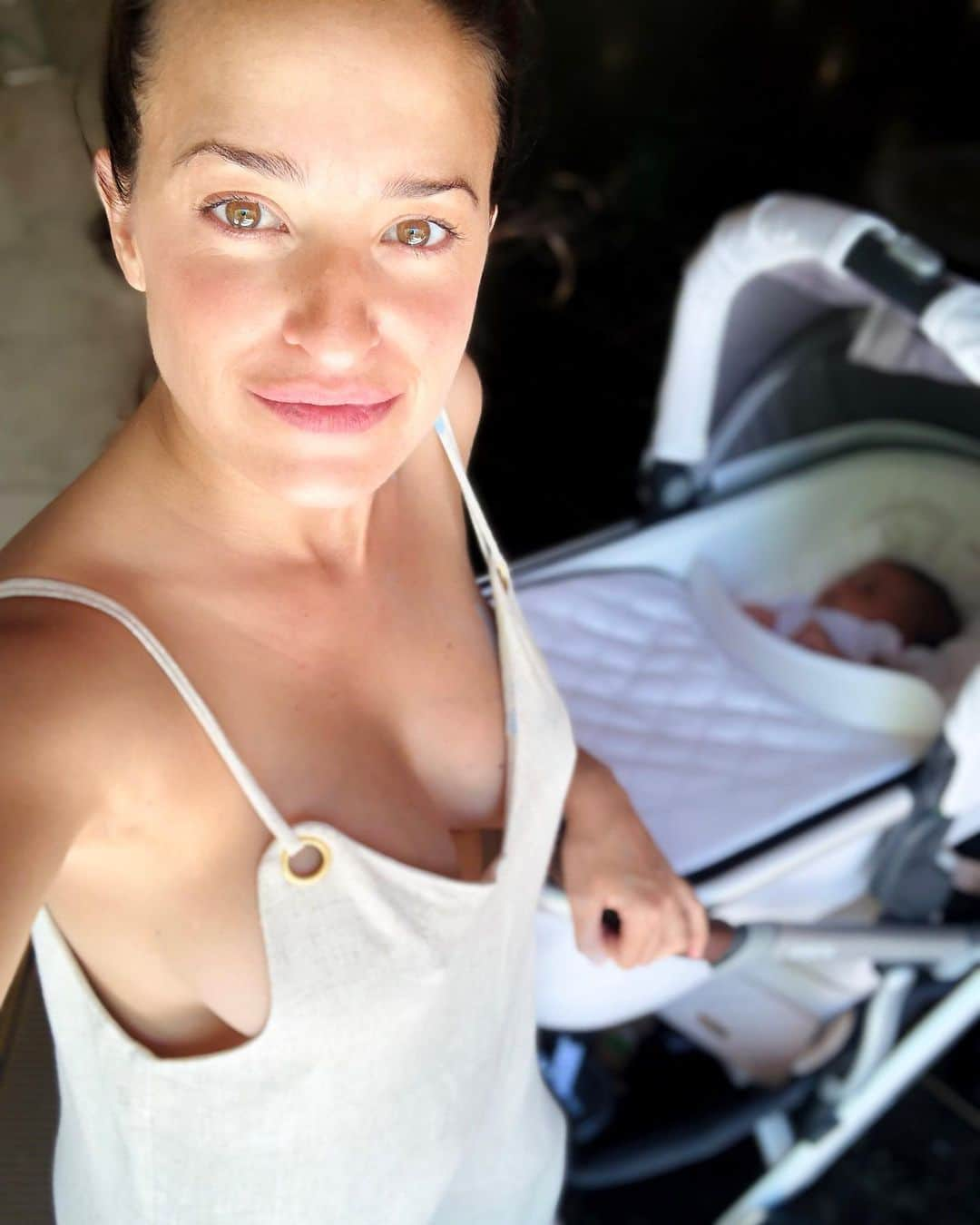 ジェマ・マリンさんのインスタグラム写真 - (ジェマ・マリンInstagram)「How did i go without bra being breastfeeding? Well.. I just took the risk lol I was thinking the whole time about the possibility of the milk coming out and praying not to happen!😅 And Indeed didn’t happen! As soon as I got home and change my clothes,the milk began to come out on my shirt🤷🏼‍♀️ It’s like I controlled it with my mind I don’t know... Yes.. I don’t like pads.. Who likes pads?? I’ve tried many and can’t wear them... . . #mom #momoftwo #breastfeeding #pads #letdown #parenting #nursing #motherhood . . ¿Cómo voy sin sujetador si estoy amamantado? Bueno ... simplemente me arriesgué. ¡Estaba pensando todo el tiempo en la posibilidad de que se me saliera la leche y pensaba “no no no va a pasar” 😅 ¡Y, de hecho, no sucedió! Tan pronto como llegué a casa y me cambié la ropa, y conforme le di la teta a Daniela la leche se me salió camiseta 🤷🏼‍♀️ Es como si lo hubiera controlado con mi mente, no sé 🤪... Sí ... no me gustan los discos que se usan para recoger la leche .. ¿A quién le gustan? He probado muchos y me molestan ...」6月10日 14時31分 - gemma_marin