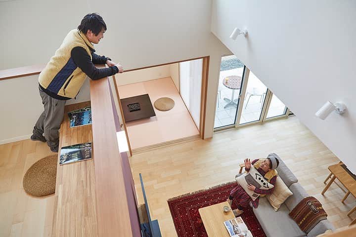 家づくりナビ ☆ 福井 富山 石川 金沢 新築 住宅 建築さんのインスタグラム写真 - (家づくりナビ ☆ 福井 富山 石川 金沢 新築 住宅 建築Instagram)「* 高さの異なる二つの#カウンターテーブル を#造作 した#中二階 。 * 椅子に座ってミシンを動かすもよし、床に座ってくつろぐもよし。 #リビング にいながらも、家族の気配を感じることができる。 * * >>>その他のpicは( @iedukurinavi )をcheck🎶 >>>更に気になる人は( @iedukurinavi )内のリンクへ🎶 * * ▶お気に入りの写真を保存して、自分だけのコレクションを作りましょ✨ ▶写真の保存は、写真右下のボタンをタップ！ * * ■□:*:―――――――――:*:□■ 「石川 福井 富山」での家づくりの実例をご紹介！ 「家づくりナビ」掲載の中からPostしてます！ ■□:*:―――――――――:*:□■ * * #スキップフロア #富山県 #富山 #富山県家づくり #富山県住宅実例 #富山県住宅デザイン実例  #富山県家づくりレポート #富山県家レポ #富山県住宅会社 #富山県工務店 #富山県ハウスメーカー #リノベーション #インテリア #インテリア家具 #新築 #一戸建て #注文住宅 #住宅 #暮らし #住まい #家 #家づくり #建築 #家づくりナビ #家ナビ #いえなび」6月10日 14時32分 - iedukurinavi