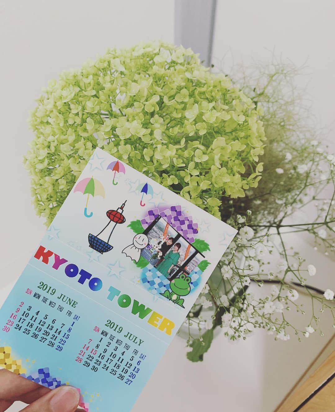小椿希美のインスタグラム：「・ お休みに、 静岡放送の内山絵里加アナと 京都に行ってきました。 ・ 京都タワーで 写真を撮ってカレンダーに してプレゼントしてくれる サービス☺️✨ 梅雨の時期にぴったりの カレンダーをいただきました♡ ・ 7日に梅雨入りしている 名古屋も朝から雨です。 ・  雨が降ったら、お花を買おうと ゆる〜く決めています。 憂鬱な雨も、お花を買う日になる なんだか嬉しい日になる気がして☺️✨ 今日は、お昼過ぎどしゃ降りでしたが 大きな紫陽花を選んで気持ちを ほっこりシャッキリ！ 今週も夜ニュース&朝天気 お仕事がんばろう✨ 今週のご褒美は、 週末のアルウィンだー💚⚽️ ・ #静岡放送#内山絵里加#うっちー  #京都#京都タワー#初京都タワー #梅雨#雨#紫陽花#アジサイ #週末はjリーグ#松本山雅#サンプロアルウィン」