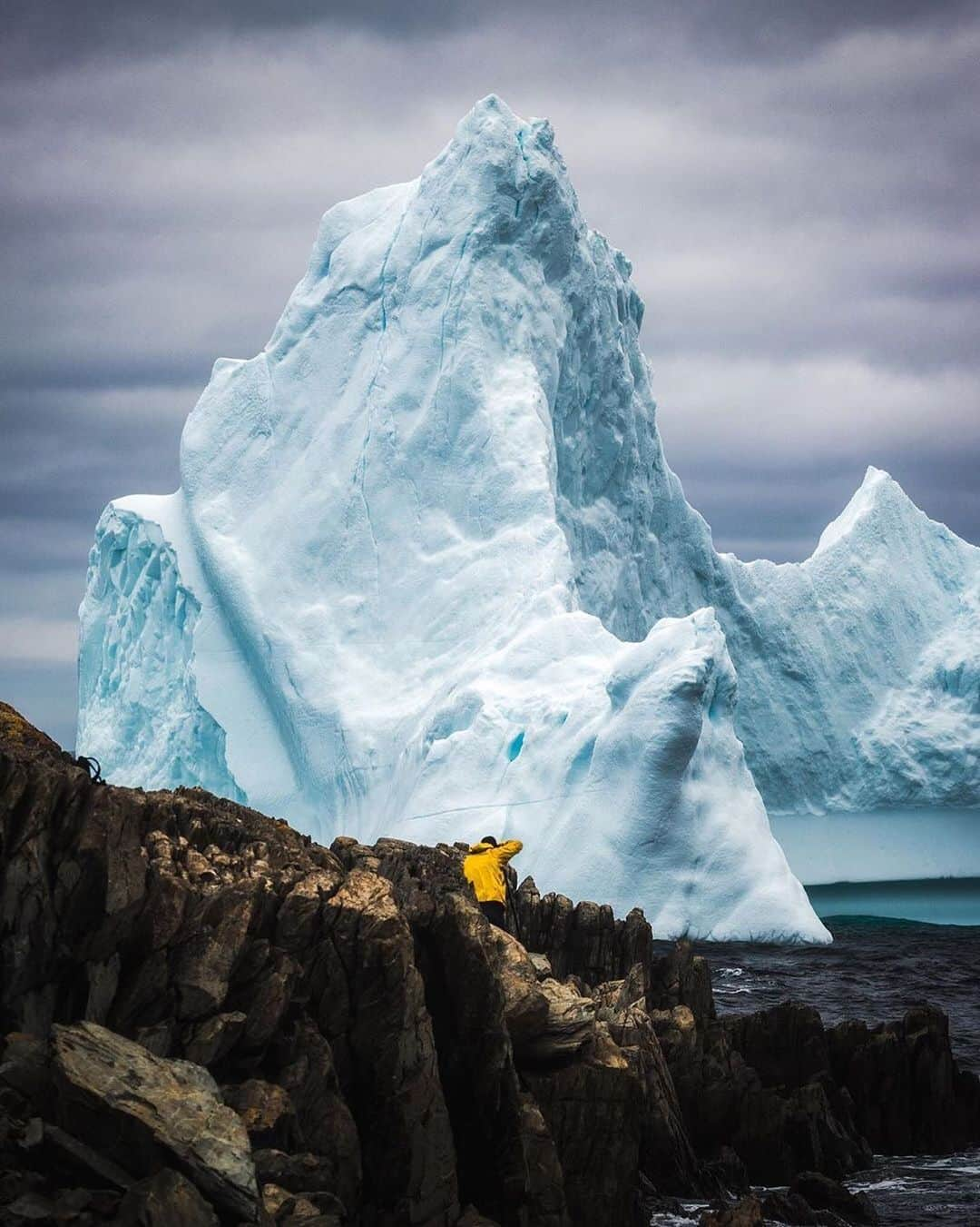 Explore Canadaさんのインスタグラム写真 - (Explore CanadaInstagram)「“Today I had the opportunity to venture out to Grates Cove to photograph this behemoth of an iceberg. Pictures really don't do enough justice to show its true size and stature, but if you look closely you can see another photographer, with the iceberg in the back standing over him giving you a small sense of scale. Out of all the icebergs I have ever photographed this has to be the craziest one, from its size to its shape, it really was mind blowing to see with my own eyes! 👀” #ExploreCanada . 📷: @bensmithnl 🚶: @ericbartlettstudio 📍: @newfoundlandlabrador . #ExploreNL #Iceberg #IcebergAlley」6月10日 14時40分 - explorecanada