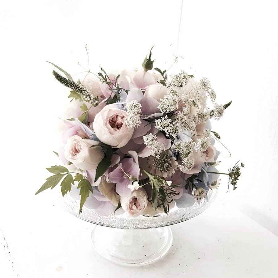 Florist.janeさんのインスタグラム写真 - (Florist.janeInstagram)「블스 단기반 오픈입니다😍  수업 시작일 6/17일부터 입니다.  1.볼 플라워 수업  2.드라이 리스 수업 3.꽃바구니 수업  4.플라워케이크 수업  총 4회 (첫번째 사진 제외) -선착순으로 문의주신경우  몇몇분을 추첨통해 첫번째 사진 부케 1회 무료 추가 . .  수강료는 재료비 모두 포함 할인하여 진행 예정이며 수강료 문의는 카카오톡으로만 받습니다:) 카카오톡 janejoung310 . .  잔여 자리  월요일: 1시 1명 ,3시 2명  화요일: 4시 1명,7시 2명  수요일:11시 1명,1시 1명  목요일:4시 2명  금요일:3시2명,5시2명  토요일(변동사항이 있어 문의주시면 안내도와드리겠습니다.) . . . . ☝🏻재료비 할인중 ✌🏻친구와 함께 동반 등록시 할인,두분이서만 오붓하게 들을 수 있는 프라이빗클래스로 변경해드려요:) 👍🏻포장법,블스느낌 사진찍는법,꽃에대한 상담 모두 진행해드려요 💕 . . . 👏🏻모든 주문건은 예약제로 받습니다.꽃이 필요한 날 기준으로 3,4일 전 예약주세요😻 👌🏻주문/ 클래스문의 - janejoung310 카카오톡 (레슨중에는 전화 상담이 어렵습니다. 카카오톡 주시면 빠르게 상담 도와드리겠습니다) . . . . . . . . #블루밍스완#꽃집 #꽃다발주문 #꽃다발 #꽃다발선물 #일상 #데일리 #예쁜꽃집 #꽃 #꽃스타그램 #학동역꽃집 #플라워레슨#논현동꽃집 #강남꽃집 #블스꽃다발 #원데이클래스 #플로리스트 #flowers #florist #daily #pink #🌸 #花店#花艺师 #花卉研究者 #花农」6月10日 14時41分 - jane.florist