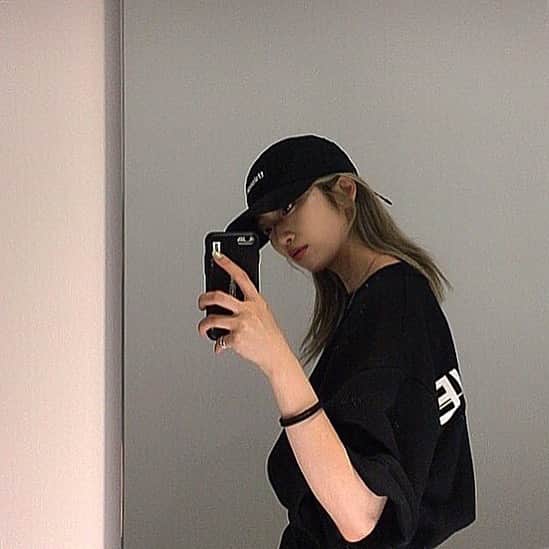 原涼香のインスタグラム：「ㅤㅤㅤㅤㅤㅤㅤㅤㅤ ビバスタでiphoneケース買ったはいいものの、 カメラのとこ寸法違くて泣いた..🐄 6s変えようかなぁ... 어떡하지...ㅠㅠ ㅤㅤㅤㅤㅤㅤㅤㅤㅤㅤㅤㅤㅤ」