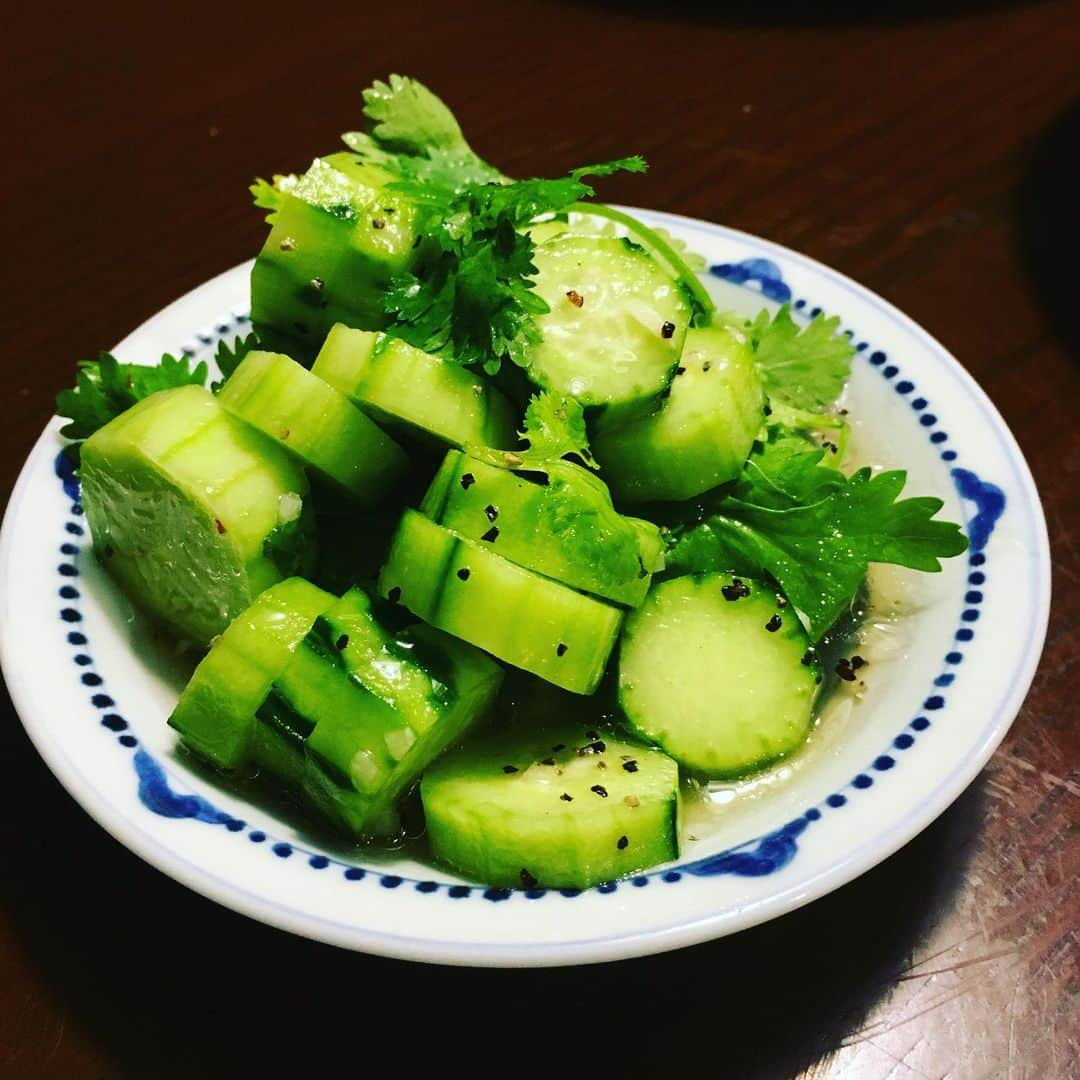 志摩有子さんのインスタグラム写真 - (志摩有子Instagram)「野菜が美味しい季節になりました。大好物の胡瓜も旬を迎えて嬉しい限り。WANI bookout の連載が更新されました。今月は一種類の野菜で作る「だけサラダ」のススメです。お時間のあるときにお読み頂けたら。プロフィールのリンク先からご覧頂けます。 #arikoの生活」6月10日 14時57分 - ariko418