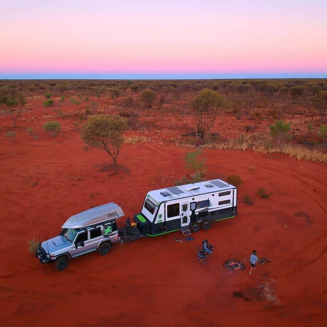 Australiaさんのインスタグラム写真 - (AustraliaInstagram)「We’ll set up camp right here 🏕️ @koolkampers recently explored @ntaustralia’s #TanamiDesert, which is namely one of the most isolated and arid areas on earth, where the longest stretch on the road without fuel supplies is 597 kilometres. 🤯  Aside from the rugged landscapes and native wildlife, there is plenty to explore throughout the desert: Visit @warlu_art’s Yuendumu Art Centre for Indigenous artwork, which also makes the perfect souvenir; or pay a visit to Wolfe Creek Meteorite Crater National Park to check out the second largest crater in the world.  #seeaustralia #NTaustralia #redcentreNT #naturephotography#travel #outback」6月10日 15時00分 - australia