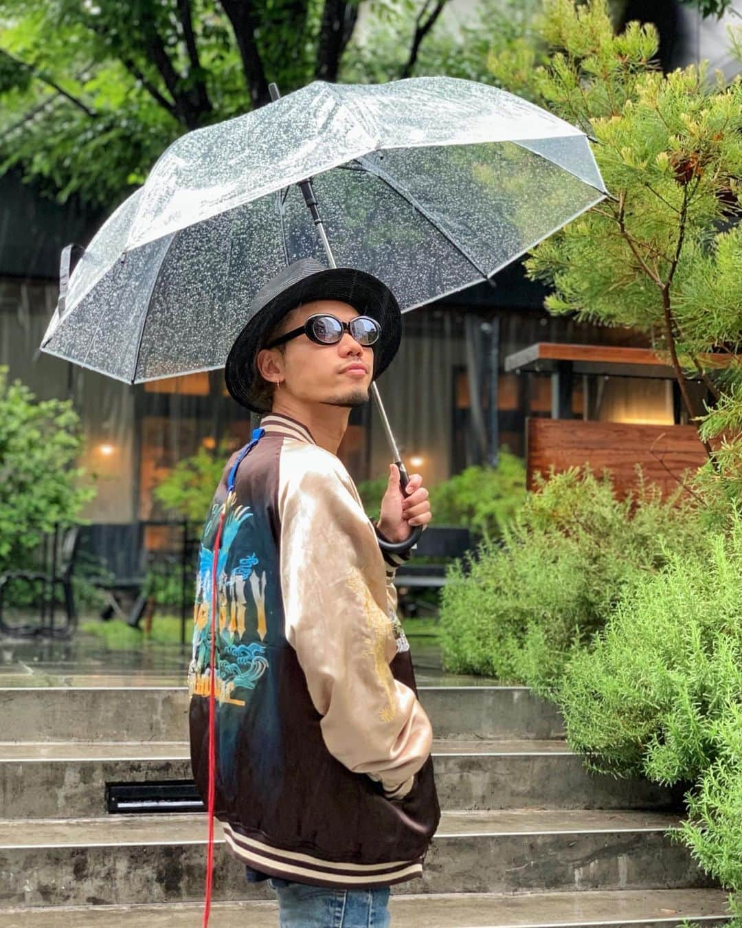 出井直助さんのインスタグラム写真 - (出井直助Instagram)「. 🇫🇷🇫🇷 〜 #OOTD 〜 🇫🇷🇫🇷 . 出張で東京2日目☔️ . outer : #mindseeker80s sunglasses : #krkc . #傘#雨の日コーデ#原宿 #OCEANTOKYOosaka#オーシャントーキョーオオサカ #大阪#大阪美容室#大阪美容師#出井直助」6月10日 15時01分 - ocean_naosuke