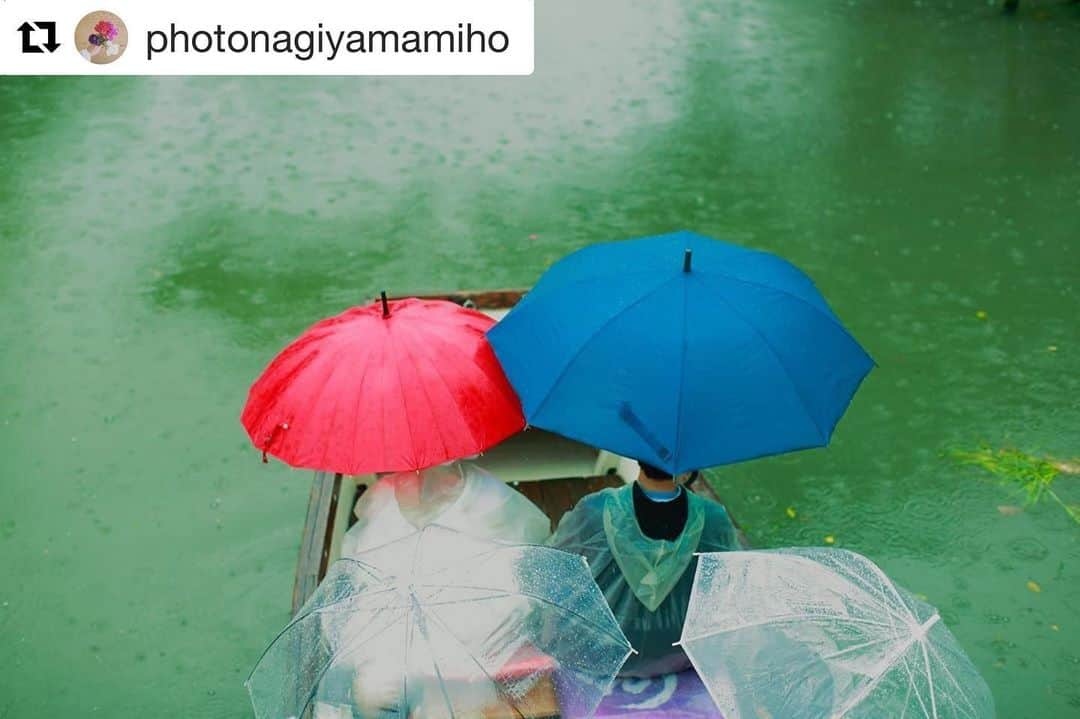 柳川藩主立花邸御花 | Yanagawa Ohanaさんのインスタグラム写真 - (柳川藩主立花邸御花 | Yanagawa OhanaInstagram)「💍 ・ ・ 御花ブライダルの写真を撮ってくださっているフォトナギさんの投稿が素敵だったので、リポストさせていただきます♡ ・ 雨の中の花嫁舟もまた、柳川・御花でしか経験できない素晴らしい思い出になります♡  #Repost @photonagiyamamiho with @get_repost ・・・ これもまた、よい記念🥰🥰 #新郎 #新婦 さんの笑顔に 嬉しくなっちゃいますね！😊😊 #雨降って地固まる 😊😊#雨の日ウェディング #柳川御花#柳川御花ウェディング#柳川 #柳川藩主立花邸 #柳川藩主立花邸御花  #洋館ウェディング #新婦#花嫁 さん #洋髪綿帽子#綿帽子#花嫁船#川上り #photonagi #フォトナギ#福岡写真スタジオ  #福岡#写真スタジオ#平尾#平尾1丁目#薬院 #ちょっととくべつ#nophotonolife」6月10日 15時02分 - tachibanateiohana