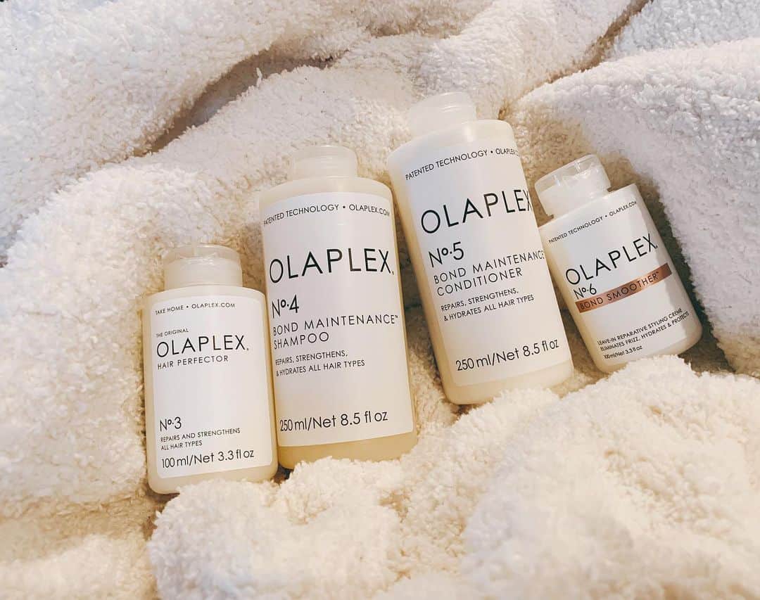 佐川理佳のインスタグラム：「OLAPLEX 今は黒髪ですが、以前はブリーチを何度もしていたのでかなり傷んでいて。キシキシ感と、シャンプー後ドライヤーで乾かしてもなかなか乾かないのが本当に嫌だったのですが、全部解決しました✌🏻あとトリートメント成分がたっぷり入ったシャンプーを使い続けると、吸収しすぎて髪がベタっと重くなるのも嫌だったんですが、これは大丈夫でした。  シャンプー前にno.3をドライの状態で塗布して5分以上放置。 軽く流してから、no.4のシャンプーをして流します。 no.5のコンディショナーを全体になじませたら3分以上置いてからよく流します。 そしてタオルドライ後にno.6のスムーサーを中間〜毛先につけて乾かします。  時間がないときは、no.4シャンプー→no.3をつけてからno.5を重ねて3分置いて流す→no.6をつけて乾かすという順番にしています。  ハイトーンの人によく髪のダメージの相談をされますが、ぜひ使ってみてほしい👩🏻‍🦳👩🏼👩🏻‍🦰」