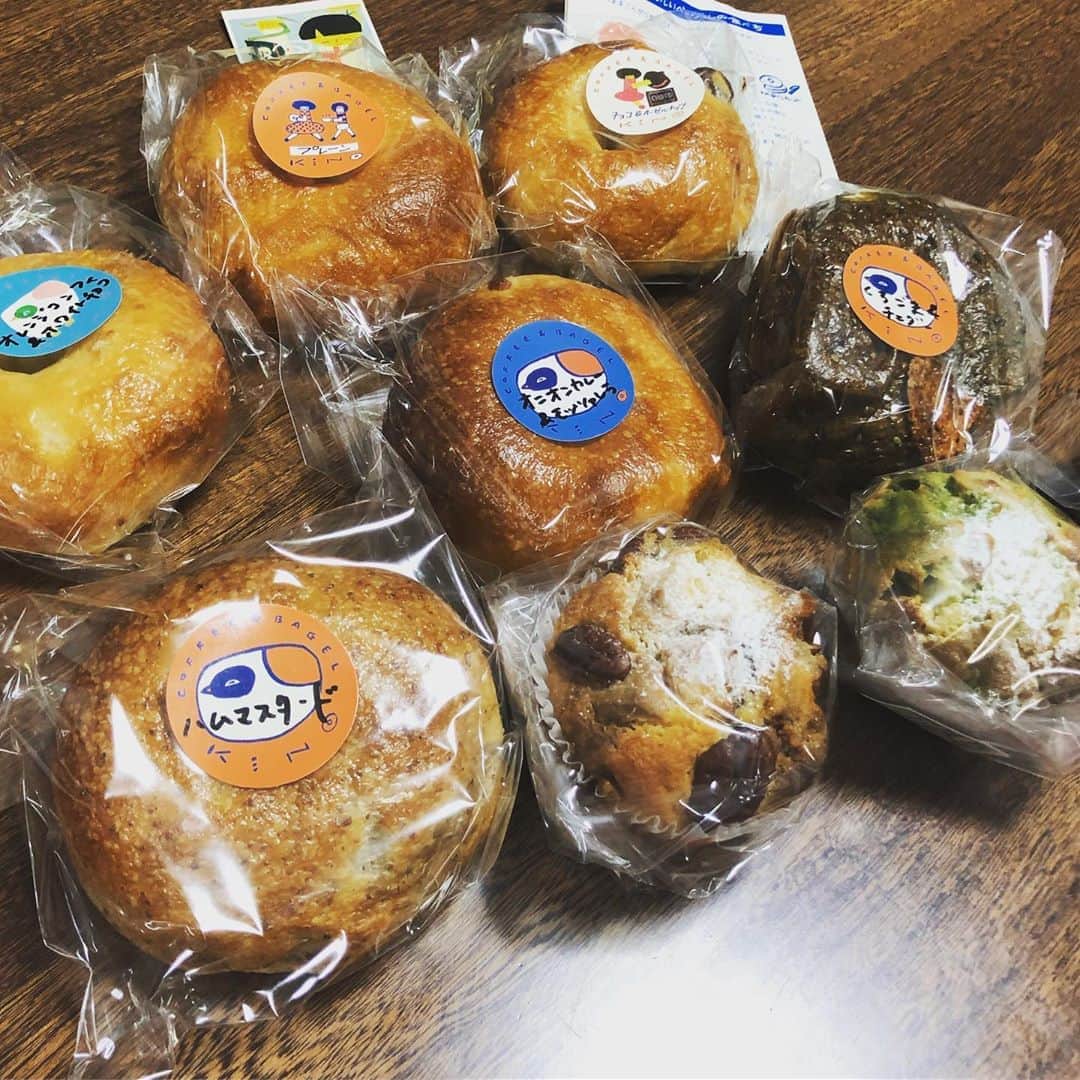久保ミツロウのインスタグラム：「毎回デトックス女子会豊橋で出店されているKINO(@coffeebagelkino )さん、いつも美味しいベーグルありがとうございます…！家仕事なので有難い…大事に食べて頑張ります〜 甘いの以外も非常に美味しい！甘いのもちろん美味しい🥯🥯🥯🥯🥯🥯🥯」