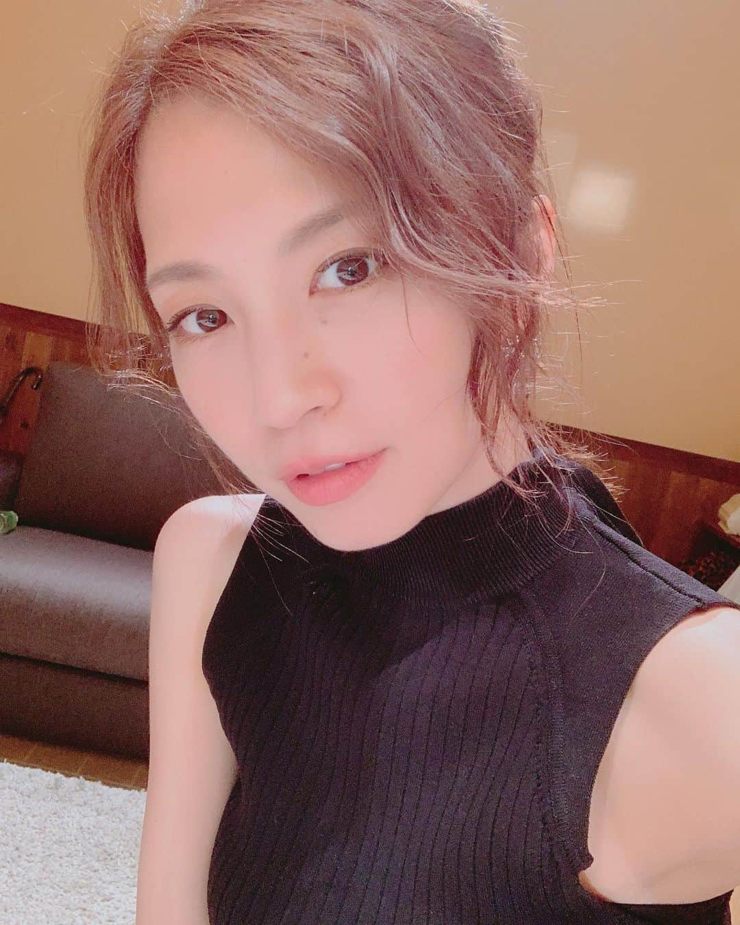 安田美沙子さんのインスタグラム写真 - (安田美沙子Instagram)「今日は収録。はんなも一緒だよ！ 雨だとお散歩行けないね😭💦 明日は晴れますよおに。。。 #instagood #dog #hanna #bichonfrise」6月10日 15時08分 - yasuda_misako