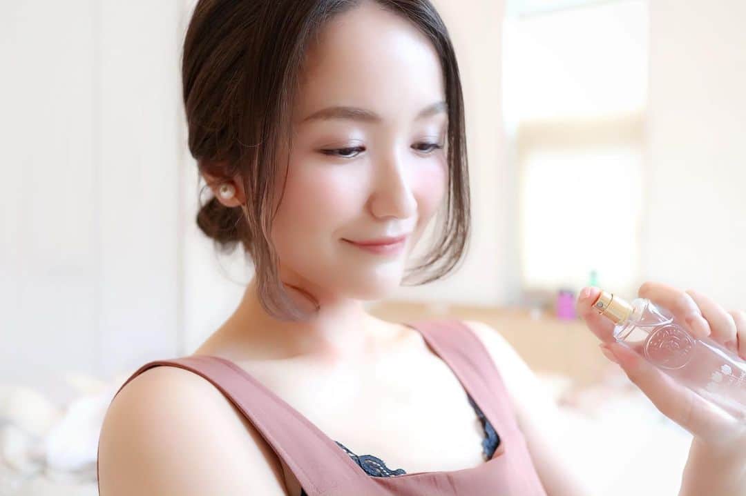 リナのインスタグラム：「梅雨入りですね〜☂️ . 雨は、服もカバンも靴も濡れるから嫌だなぁ〜って思っていたけど、、、 ある詩によれば、 一年の半分がすぎるこの時期の雨は、 半年分の汚れなどを浄化してくれる 『恵みの雨』とのこと☔️ . ざわついた心をこの雨でキレイさっぱり 洗い流して、 心も身体もスッキリとした状態で 夏を迎えたいなぁ〜🌞 . なんてことを考えながら、 気分を上げるためにお気に入りの香水を一振りシュッと吹きかけて、お出掛けしてきます♡ . お出掛け先の様子は、 ストーリーにアップする予定だから、 お楽しみにぃ〜😘 . 銀座カラーでは、 「顔を含む全身脱毛、月額3300円」のキャンペーン実施中だよ⭐️ 全身脱毛しておけば、#オフショルワンピ だって #背中あきワンピ だって怖くないねっ🐥 . 無料カウンセリングのご予約は『 @ginzacalla_official 』の 公式アカウントURLからキャンペーンcheck！ ............................................................................... #銀座カラー #脱毛 #全身脱毛 #顔脱毛 #callaPR #ootd #恵みの雨 #梅雨 #3児ママ #梅雨コーデ #くすみピンク #makeup #todaysmakeup #ロジェガレ #香りのある暮らし #フレグランス #コスメ好きさんと繋がりたい #美容好きさんと繋がりたい #メイク」