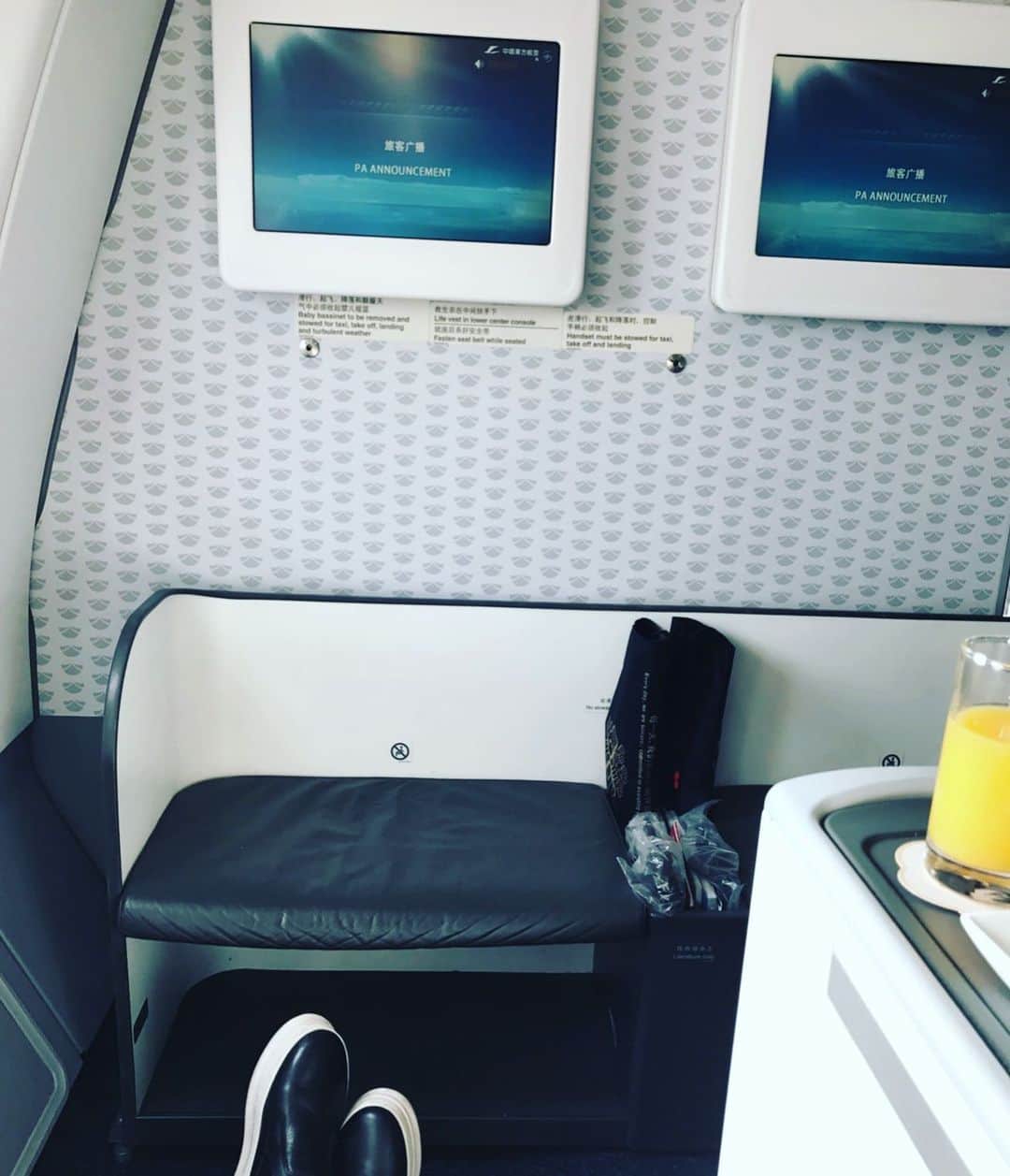 のインスタグラム：「寝不足で飛行機で座ったらすぐ寝ちゃった、ついたかなと思って目を覚ましたらまだ飛んでませんでした(笑)」
