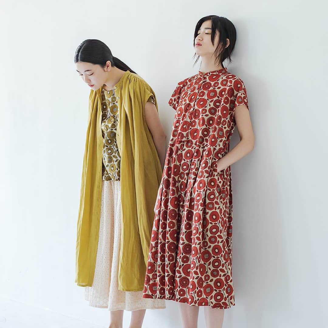 marbleSUD(マーブルシュッド) のインスタグラム：「人気テキスタイルの「sunflower」が姿を変えてこの夏再登場！ほどよい張り感のある綿素材、さらっとした肌触りで、蒸し暑い夏でも着心地も◎ベージュベース落ち着いたトーンなので、大人女子にもぴったり。普段明るめのカラーを着ない方にも取り入れやすく、是非挑戦していただきたい一枚です。 直営店&online shopで発売中です！ ・ #marblesud #マーブルシュッド #ひまわり #ヒマワリ #sunflower #レトロ #シック #大人女子 #大人カジュアル #ファッション」