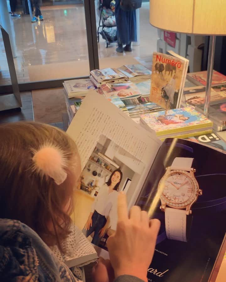 エミ・マイヤーのインスタグラム：「It’s mama! 😍光文社の女性誌「VERY 7月号」の巻頭ページ ”MY KITCHEN -暮らしが生まれる場所-” でお気に入りのキッチングッズを紹介しています。 https://veryweb.jp/fashion/48473/  Styling by @tsugumiw Hm by @mizuno.miwako Earrings @ahkah_official @denimstylelab_takashimaya @whimgazette_official • • • • • • •  #verymagazine #interview #mama #beworthstyle #hanauta #whimgazette #minedenim #japanesedenim #ahkah #fashionmagazine」