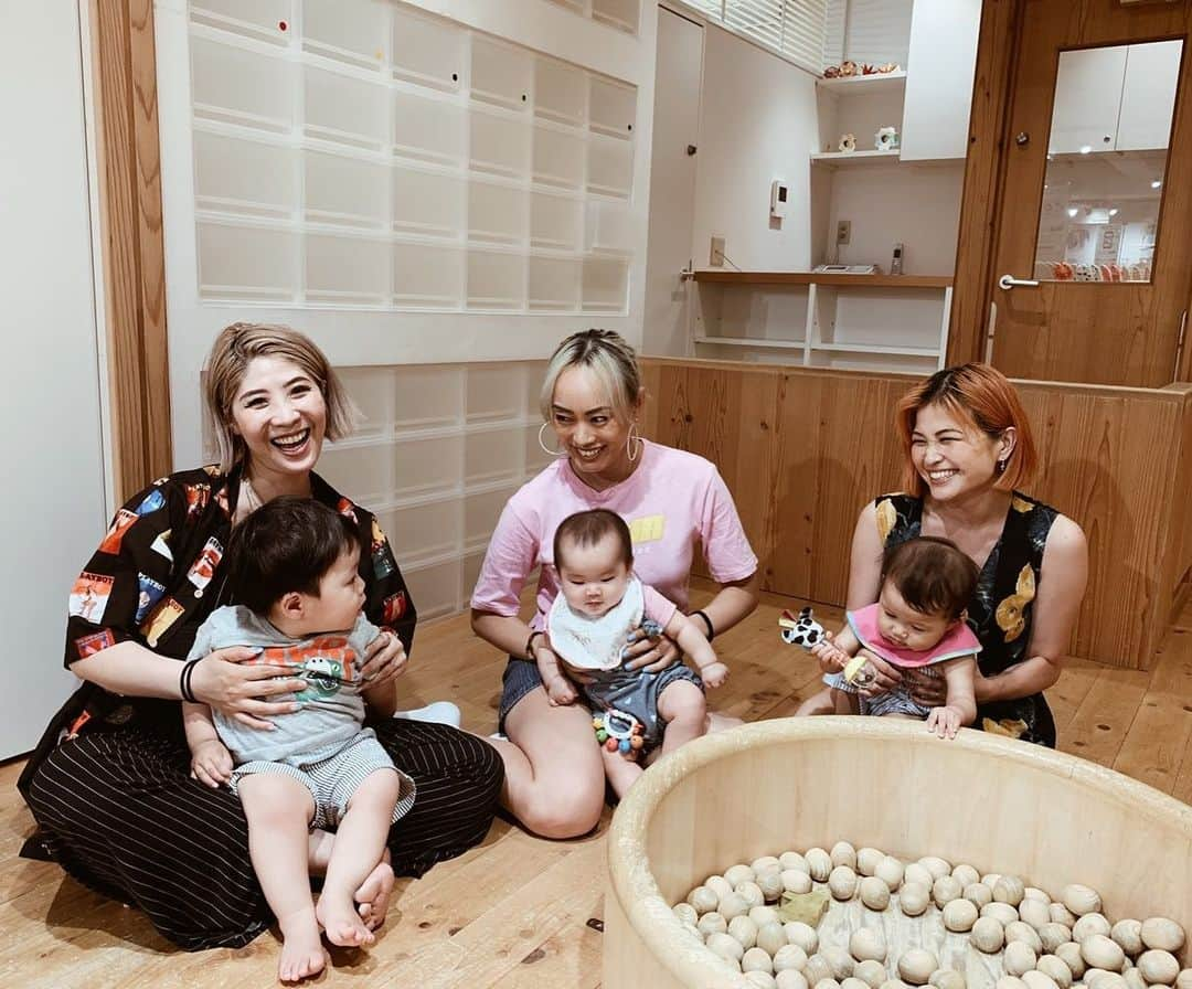 HARUKA MUTOさんのインスタグラム写真 - (HARUKA MUTOInstagram)「3mommy and 4baby👶🏼💖 皆同い年で嬉しい❣️ mommy is tough, but sometimes need a brake☕️ #mommy #baby #2018生まれ #ママライフ #0歳児 #1歳児 #ファンキーママ #派手ママ 😆」6月10日 15時49分 - haruka_muto