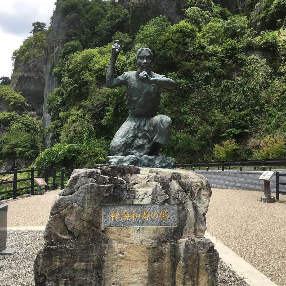佐藤太一郎さんのインスタグラム写真 - (佐藤太一郎Instagram)「昨日は福岡県のツアー公演終わりに、豊前市にある母の実家へ。 先祖の墓参り。 息子が生まれたことを報告しに行った。 子供の頃は毎年夏休みに遊びに行ってたけど、ここ最近はなかなか機会がなくて、15年振りぐらいに遊びに行かせてもらった。 15年経っても、匂いや音はあの頃のまま。 なんか泣きそうになった。 おじさんは子供の頃から俺達のヒーローで、相変わらず陽気で面白かった。 おばさんの料理も美味しかったし、いとこも優しくて、すべてが嬉しかった。 次は息子を連れて遊びに行こう！」6月10日 15時50分 - satotaichiro_shinkigeki