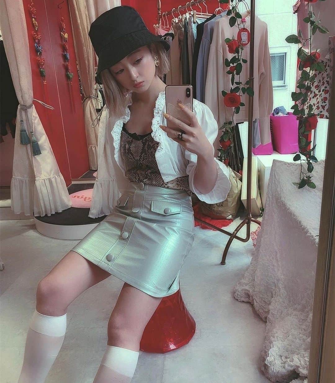 のインスタグラム：「. . 昨日は沢山のコメントありがとうございました🥰！引き続き気になるアイテムとか質問あれば全然聞いてください💋 . 昨日のコーデあげ忘れてた。。 パイソン柄とパステルのお気に入りの組み合わせ☺︎♡. . tops/#lastvirgin . skirt/#lastvirgin . その他/ #used . . #outfit #mimiコーデ #harajuku」