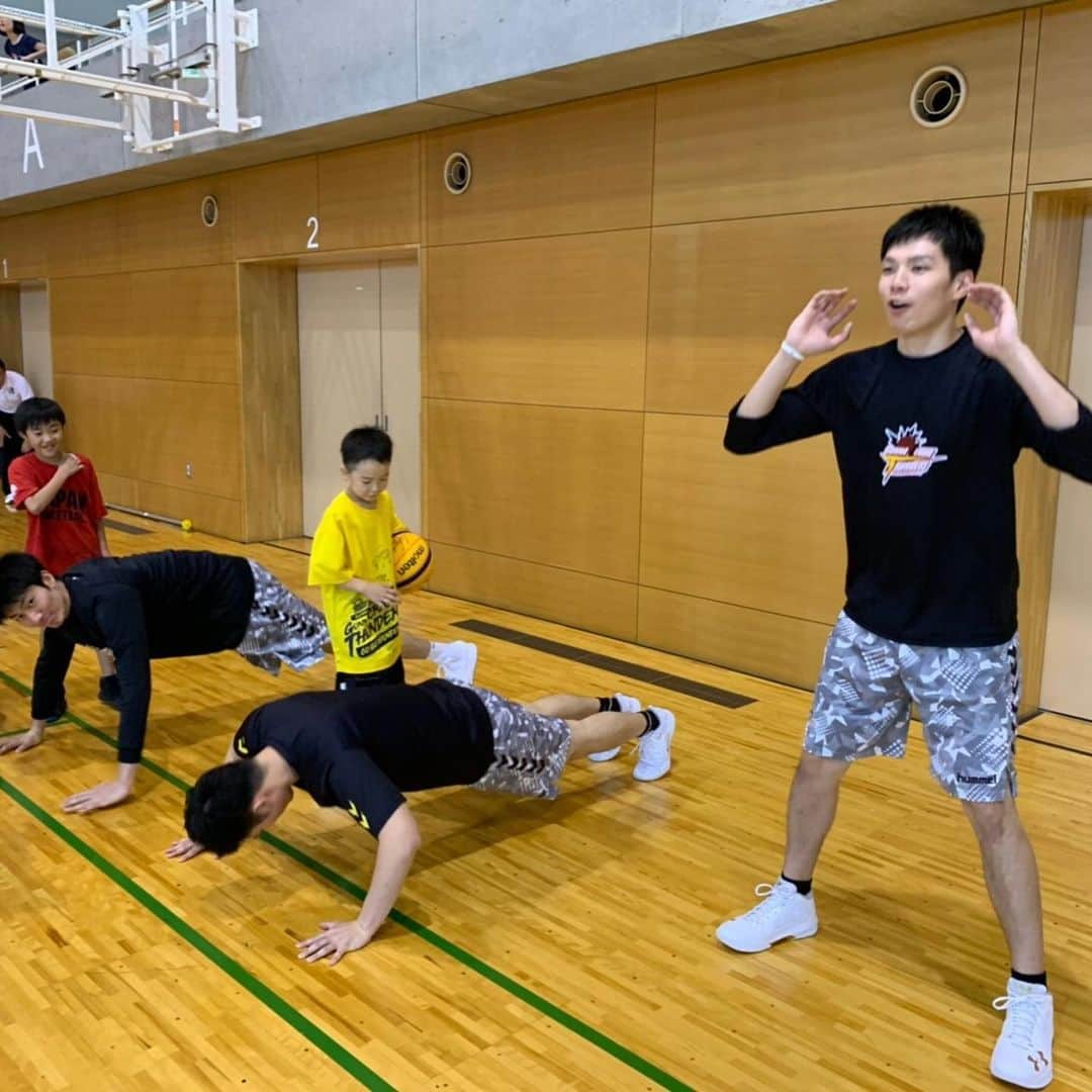 群馬クレインサンダーズさんのインスタグラム写真 - (群馬クレインサンダーズInstagram)「‪昨日開催された #みどり市 主催のイベントにご参加頂いた皆さま、誠にありがとうございました～🙇‍♂️✨‬ ‪たくさんの子供たちが参加してくれ楽しい時間を過ごすことが出来ました‼️‬ ‪今週末はお隣の桐生市でのバスケットボールクリニック🏀💡皆さんに会えるのを楽しみにしています🎶‬ ‪#群馬クレインサンダーズ‬ #佐竹宥哉 #新川敬大 #野口夏来」6月10日 16時08分 - gunmacrane3ders