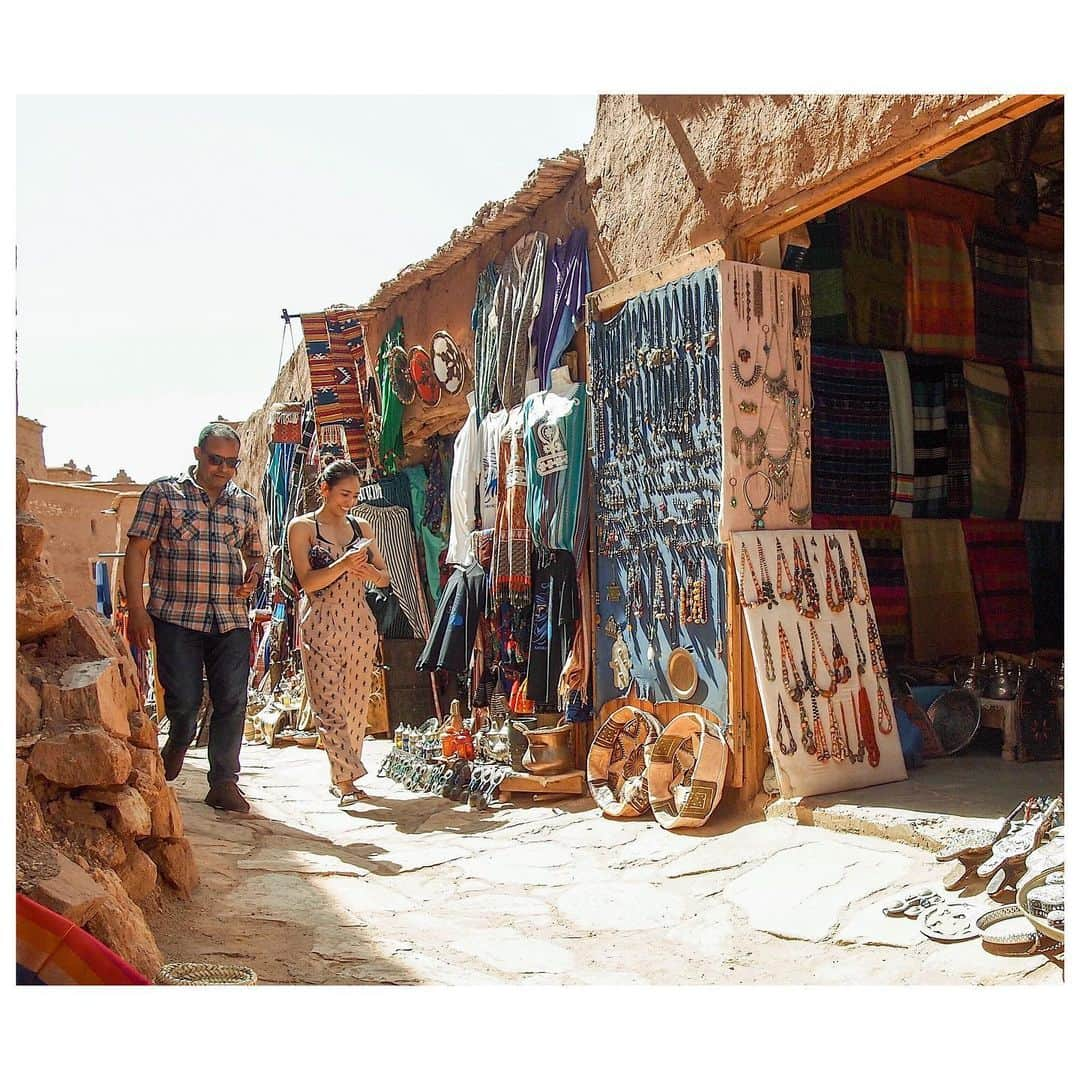 岡部紗季子さんのインスタグラム写真 - (岡部紗季子Instagram)「“ #trip #morocco #thankyou #marrakech #モロッコ #ワルザザード #👳🏽‍♂️ #🇲🇦 . . . モロッコでポケットWi-Fiを落として、 手元に戻ってきた奇跡が起きたのは 隣にいるガイドさんのおかげ😭🙏🏽✨ . ガイドさんのコネを最大限使って、 何百キロ先まで届けてくれました😭😭😭 . . You are the best tour guide ever in the world!!!!!! Thank you sooooooo much!! . 今回のモロッコ旅は このガイドさんなしでは語れない旅となりました！ 昼間の飲食禁止のラマダン中にも関わらず、 たくさん助けてくれて たくさん楽しませてくれて 本当にありがとうございました😭🙏🏽✨」6月10日 16時16分 - sakiko_okabe516