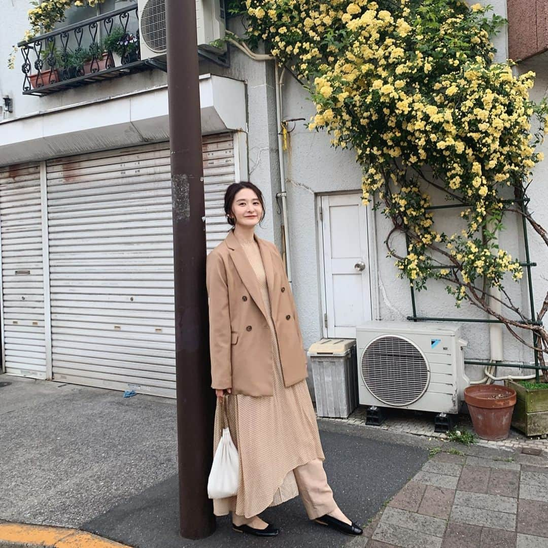 海下真夕さんのインスタグラム写真 - (海下真夕Instagram)「. 今日涼しいね☔️ 梅雨なのに蒸し蒸ししてなくて嬉しい☺️ けど、涼しい。 ジャケット着れる気候で嬉しい💛 けど、涼しい。 でも、かき氷食べる🍧❤️ . . . .  #時間差投稿 #1ヶ月くらい前 #いつかの写真 #ファッション #ベージュコーデ  #美術館」6月10日 16時17分 - kaigeworld