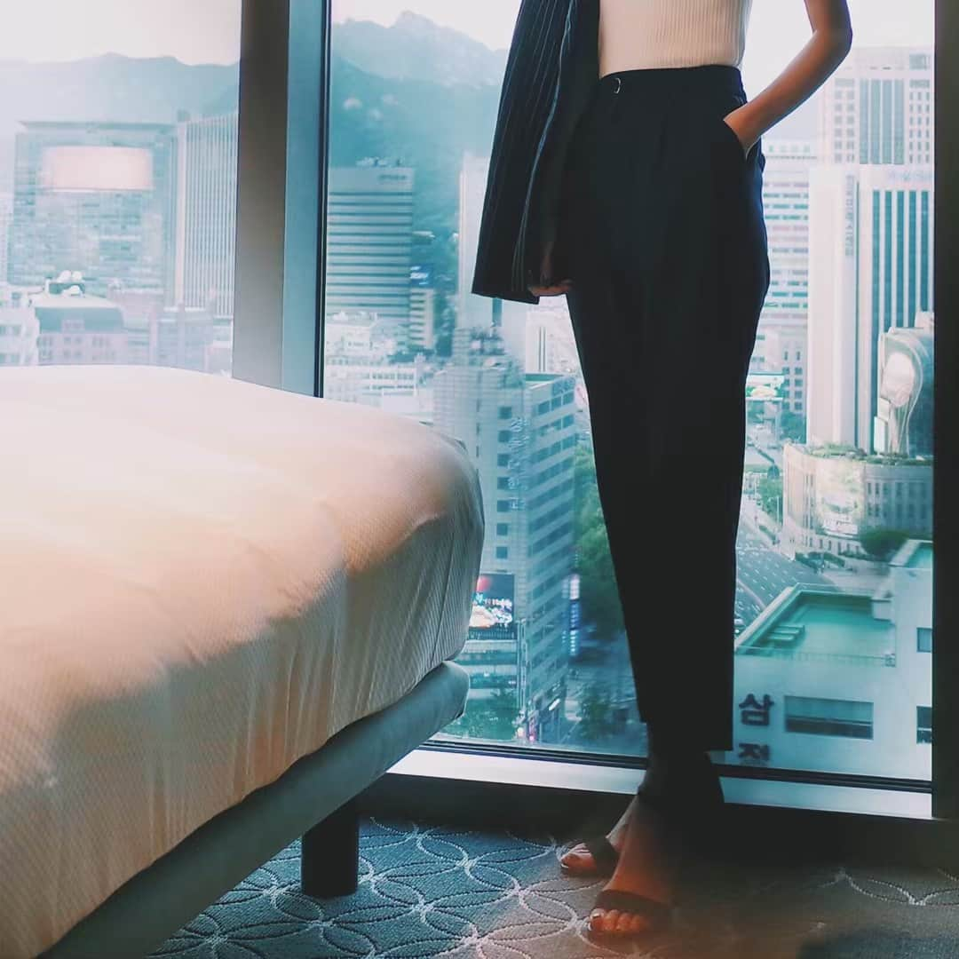 小林ようのインスタグラム：「🕕 #自撮りのプロと呼んでください . #gridphoto #selfportrait #scene #seoul #travel #hotelroom #selfietime #사진 #서울 #시청 #여행 #分割 #旅行 #ソウル」