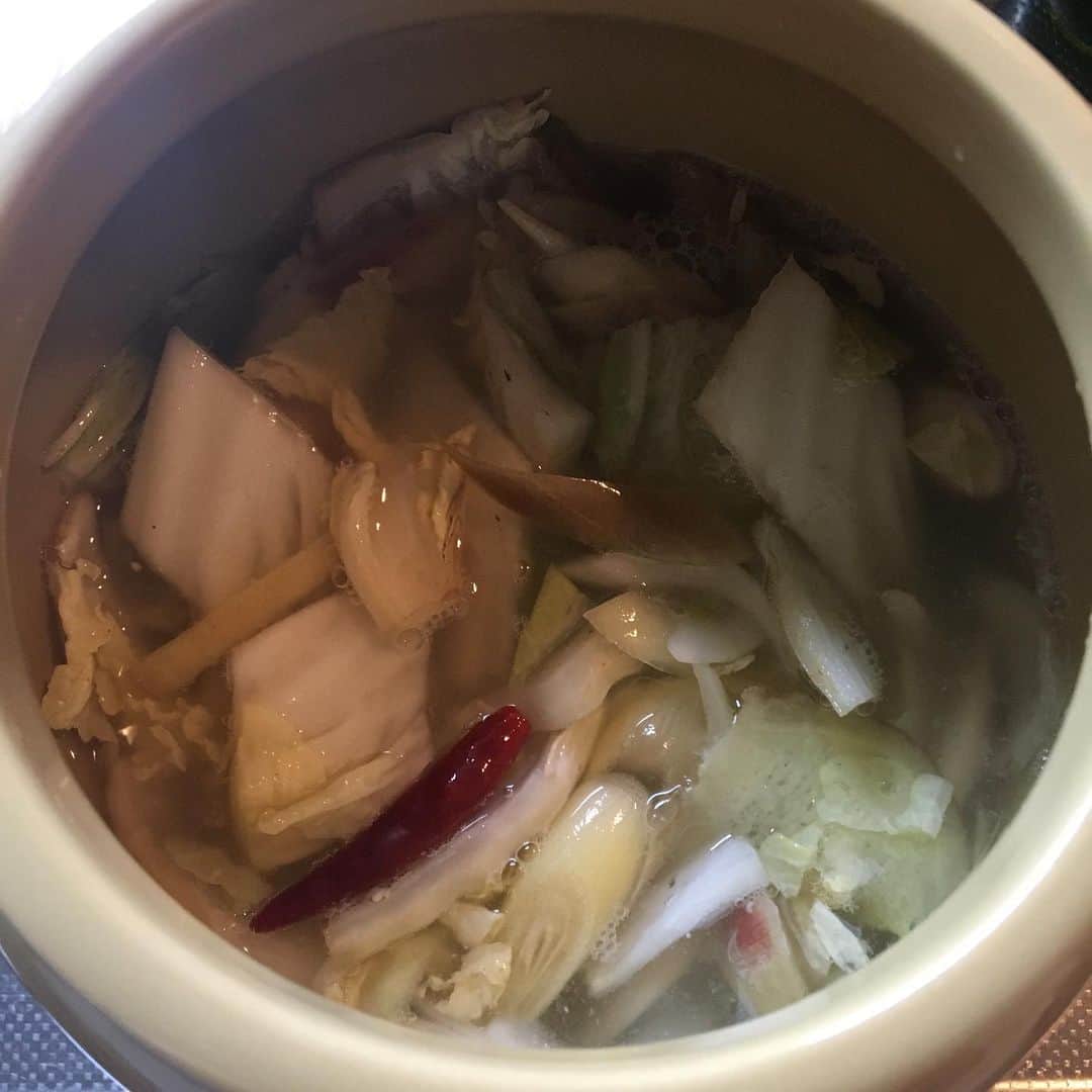 椿鬼奴さんのインスタグラム写真 - (椿鬼奴Instagram)「友達から作り方を聞いて水キムチを作ったよ！白菜、玉ねぎ、新生姜、生姜、ミョウガ、ニンニクが入っていかにも身体に良さそう！ #水キムチ #さっぱりして美味い #2枚目は主人がいない時の質素ご飯」6月10日 16時21分 - tsubakioniyakko