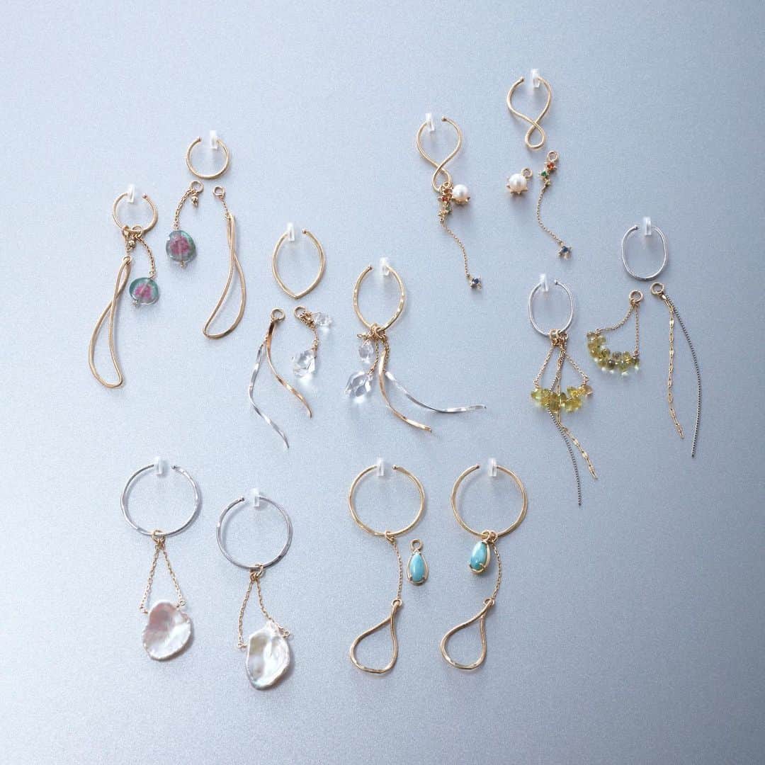 のインスタグラム：「《Earring Hoop & Ear Charm》﻿ -New Collection in June﻿ ﻿﻿ ピアスのように見える﻿フープイヤリングには、 夏を感じる色合いの天然石や、﻿ 愛らしい形が魅力のケシパールなど、﻿ バリエーション豊富な﻿イヤーチャームを組み合わせて。﻿ ﻿ #ete #エテ #newcollection」
