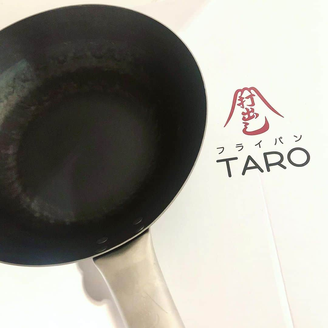 BEAMS JAPANさんのインスタグラム写真 - (BEAMS JAPANInstagram)「＜打出しフライパン TARO＞ 業務用のフライパンを 50年以上渡り作り続けている 東京都品川区＜山田工業所＞の 打出しフライパンが入荷いたしました！ . こちらのフライパンは 日本で唯一“打ち出し製法”を採用しており  軽くて丈夫、且つ油乗りが良い本格的な中華鍋です。  また持ち手の部分はチタン素材になっているため、 取っ手が熱くなりにくいのも特徴です。 . 魅力がたくさん詰まった万能フライパン、 是非店頭にてご覧ください。 . ▼size 直径21cm/24cm/27cm/30cm  BEAMS JAPAN 1F ☎︎ 03-5368-7314 #beams  #beamsjapan  #beamsjapan1st  #ビームスジャパン #新宿 #新宿三丁目 #日本製 #madeinjapan #フライパン #山田工業所 #打ち出しフライパン #TARO #新入荷」6月10日 16時41分 - beams_japan