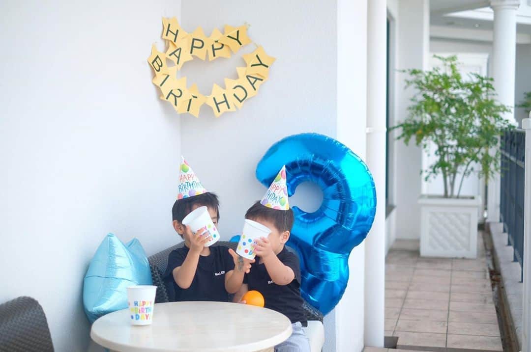 のインスタグラム：「週末お友達ファミリーとお誕生日会！！ ・ 同じ6月生まれの男の子👦👦 ・ サーティーワンのアイスケーキ🎂大喜びしてくれました！！ 夜は @yo.ryoko おすすめのビストロへ🍴 #3歳誕生日#3歳男の子#3歳バースデー」