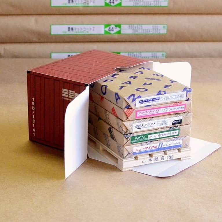 手紙社さんのインスタグラム写真 - (手紙社Instagram)「【「紙博 in 東京 vol.3」ワークショップ紹介 〜山本紙業〜 】 紙屋さんの倉庫をぎゅーっと小さくしてお家に持ち帰れる、紙好きにはたまらないワークショップ。ユニークなコンテナ柄の箱に、約50種類の紙の中から5束を選んで詰め込むことができます。お気に入りを1つの箱に収めたら、あなただけの紙の倉庫の完成。あなたも紙屋さんになったつもりで作ってみてくださいね！ . 山本紙業「紙屋さんはじめました〜山本紙業ミニ〜」 開催日：7月13日（土）、14日（日） 参加費（税込）：1800円 定員：スペースの問題もあるため同時に体験できるのは5~6人ほどです 持ち物：特になし 参加方法：当日山本紙業ブースにて受付致します 注意事項：それぞれの紙は在庫限りとなりますのでご了承ください . ▶︎詳細はプロフィール「@kamihaku2019」のリンクへ . #手紙社#手紙舎#tegamisha#紙博#kamihaku#紙博in東京#浅草#紙もの#ペーパーアイテム#紙#紙屋#メモ帳#文房具#stationery#山本紙業ミニ#ワークショップ#山本紙業」6月10日 16時35分 - tegamisha