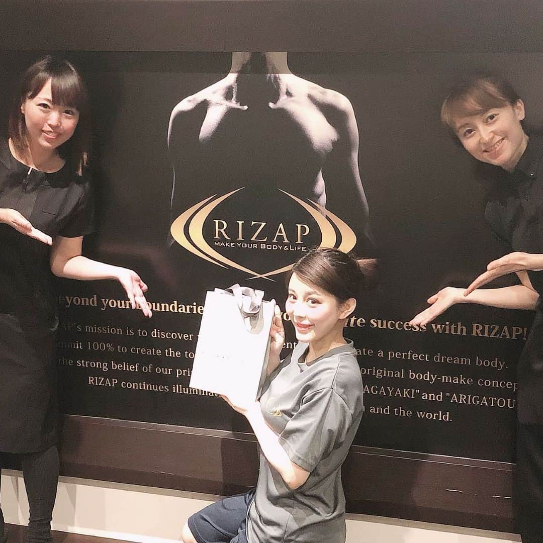 美馬怜子のインスタグラム：「いつものようにライザップへ行ったら、サプライズで出産祝いをいただいちゃいました✨✨嬉しいなぁ💗☺️ ＊ 産後ダイエットを応援してくれている最高のトレーナーさんとコンシェルジュさん💕 ＊ ありがとうございます😊❤️ . #産後ダイエット #産後2ヶ月 #rizap #rizap女子 #ダイエット宣言 #ダイエット頑張る」