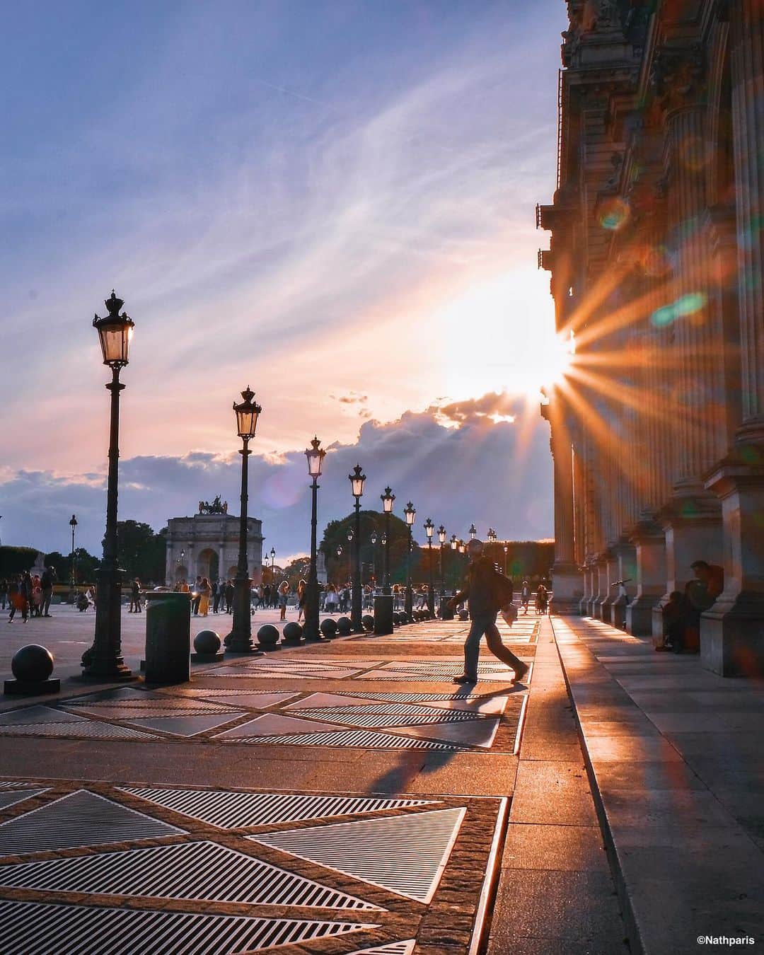 nathparisのインスタグラム：「Sunset ✨ Have a nice week! #Paris」