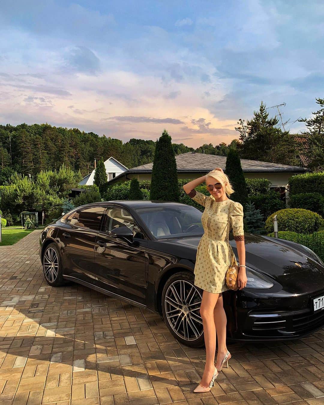 ヤナ・ルドコフスカヤさんのインスタグラム写真 - (ヤナ・ルドコフスカヤInstagram)「С моим роскошным и любимым Porsche Panamera! Тот случай когда динамичный стиль под стать техническому совершенству 🖤 @porschenewsroom_russia」6月10日 16時41分 - rudkovskayaofficial