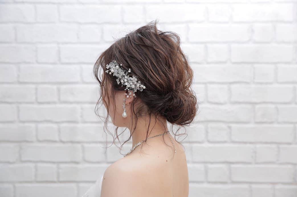 のインスタグラム：「: : STUDIOSUNS x SUNSHOUSE :  Styling. : Hair&Makeup:太田万里華(Oota Marika) @marikaoota_studiosuns : : #d_weddingphoto  #結婚写真 #前撮り #後撮り #ウェディングドレス #ウェディングフォト #フォトウェディング #結婚式準備 #コーディネート #プレ花嫁 #花嫁ヘア #日本中のプレ花嫁さんと繋がりたい  #weddingphotographer #hairstyles  #cherish_photo_days #沖縄 #沖縄旅行 #沖縄挙式 #沖縄前撮り #沖縄ウェディング #スタジオサンズ #STUDIOSUNS #SUNSHOUSE  #ビーチフォト #リゾートウェディング #ブライダルヘア #ブライダルヘアメイク #ヘアアレンジ」