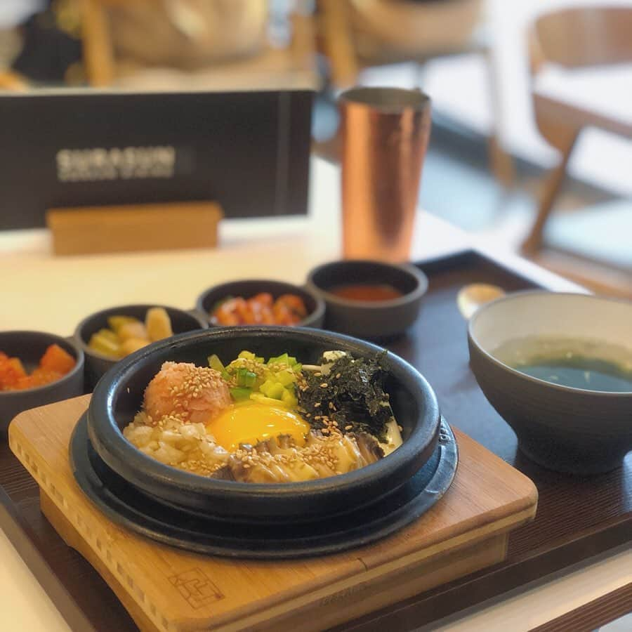 宇水遥佳さんのインスタグラム写真 - (宇水遥佳Instagram)「. 韓国のご飯がリーズナブルな上に 美味しすぎて毎日食べるのが楽しみ😋 . 美味しすぎて二回目に行ってきました🥰 今日はアワビビビンバではなく ケジャンビビンバ食べました🤤 . たくさん小鉢が付いていて 辛さやしょっぱさを自分で味変できるから 最後まで飽きないで食べれる😋😋😋 . #韓国 #ソウル #江南 #ビビンバ #비빔밥  #강남」6月10日 16時58分 - haruka._.usui