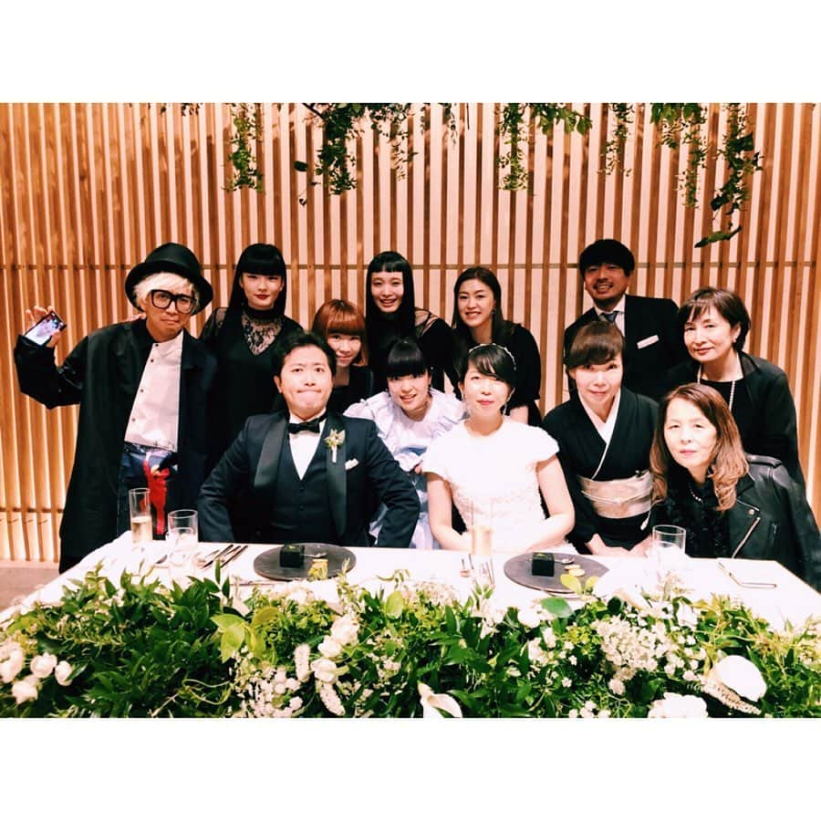 板橋よしえさんのインスタグラム写真 - (板橋よしえInstagram)「茜衣ちゃんの結婚式❤️💒💑💍💐に #梢家 のみんなで駆けつけました♡ 茜衣ちゃんらしい心配りやユーモアが随所に感じられる、優しさと笑顔が溢れるあたたかい結婚パーティでした👏✨ 茜衣ちゃんっ❤️お幸せに❤️ おめでとうーっっっ！！！ #最後の動画は  #IVANが撮った #サービス精神旺盛な  #我らが梢ちゃん #最後の笑顔がたまらなくかわいい😽」6月10日 16時53分 - candy_yoshie