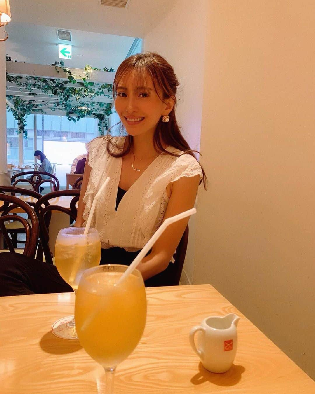 ANNA 杏奈さんのインスタグラム写真 - (ANNA 杏奈Instagram)「✈︎ ☔ですね🌂 お友達とカモミールで茶しばき🍵 雨だから可愛いtopsで気分あげあげ❤️ ストーリーでも紹介した @trend_gossip です😋 そして3回目の毛穴ケアに行ってきました☝️ つるつるやぁ～🧡🧡動画めちゃめちゃ笑えるけど、これ機械で美容液導入してて、ほんっとツルツルになるのです🧡 ・ ・ #毛穴引き締め #毛穴  #ウビクエ #横浜 #毛穴ケア専門サロン #美肌 #エステ #保湿 #エステ  #ootd #コーデ #モデル #ファッション #travel #旅行 #化粧  #model #coordinate #ヨガ #yoga  #東京 #fashion  #tokyo #trip #travel #tbt #hawaii #waikiki #official #客室乗務員」6月10日 17時02分 - anna_maria_end18