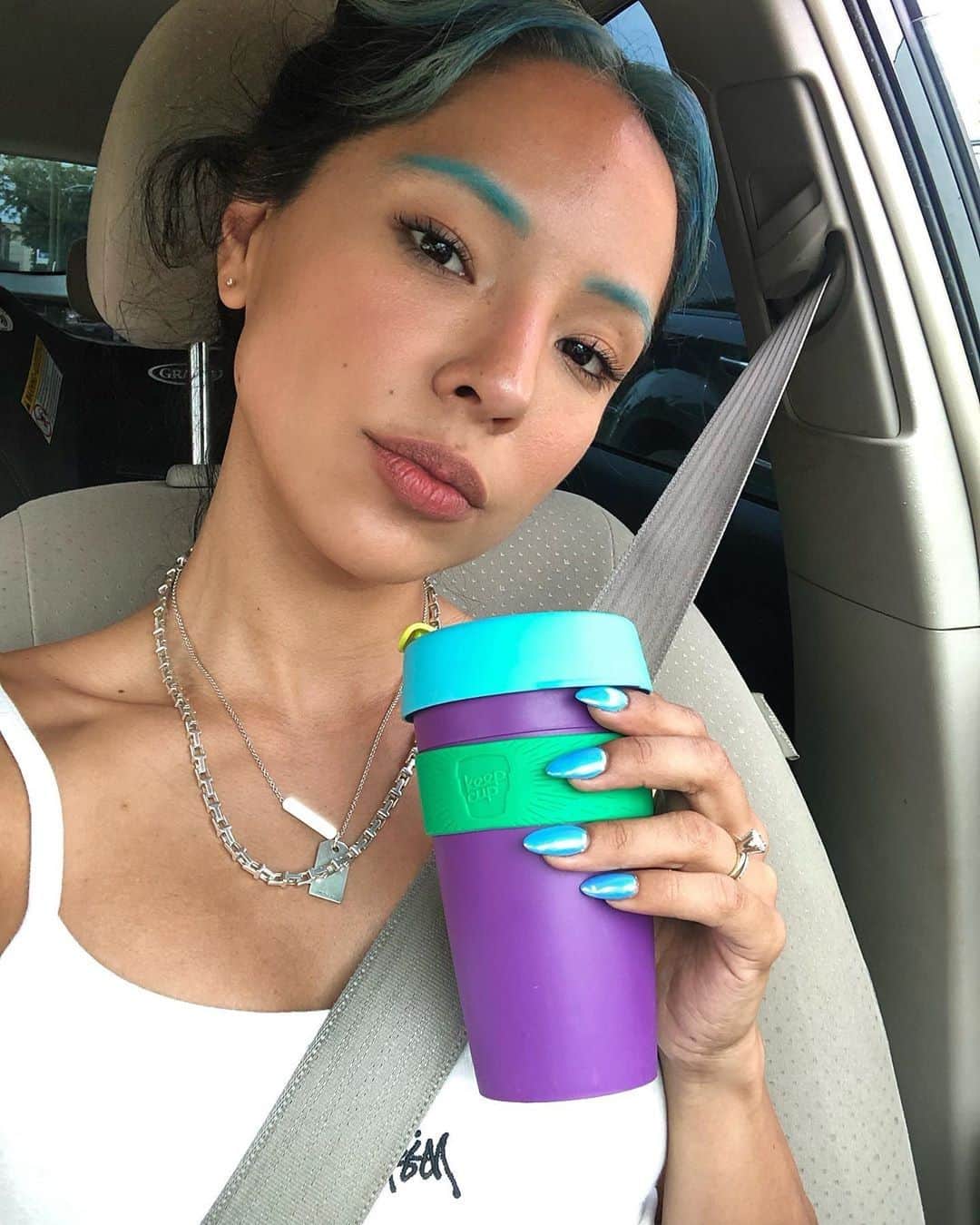 ASOSさんのインスタグラム写真 - (ASOSInstagram)「Starting the morning the right way ☕ 🔎 KeepCup Original Element 16oz reusable cup (1310928) 🗣 Image description: Elizabeth sat in a car drinking from her KeepCup」6月10日 17時02分 - asos