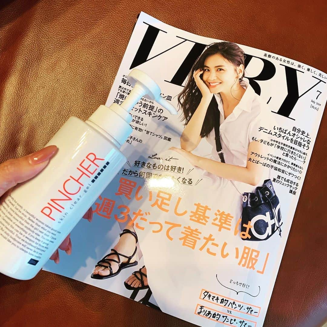 渡部いずみさんのインスタグラム写真 - (渡部いずみInstagram)「PINCHERがまた🤩VERYに載りました‼️雑誌は（こんな言い方したらあれだけど）広告ばっかで信用していなかった私🥺🤲‼️でも今回も載せたいと連絡くださった🥺リアルがそこにありました😣💞ありがとうございます‼️本当に良いものは広がるべきだと我ながら心底思う🙌正義は勝つ‼️まじめにやってれば良い事がある‼️PINCHERは開発ではなく発明‼️これからも趣味の高じたスキンケア街道 一直線🏃‍♀️💛 #VERY#ママ#働くママ#ママ雑誌 の頂点#雑誌#magazine#beauty#美容#PINCHER#ピンシャー #良いもの#真実#口コミ#楽天#yahoo#Amazon#自社#通販#直販#開発」6月10日 17時02分 - pincher__izumi