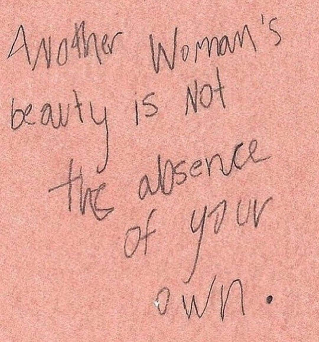 Natsuさんのインスタグラム写真 - (NatsuInstagram)「Another woman’s beauty is not the absence of your own.  他の女性が美しく輝くとき、 あなたの美しい輝きが欠けるなどということは ありません。  といった言葉。  他の女性が成功しているとき、 あなたの成功が奪われているわけではありません。  という意味にも通じます。  これは本当に忘れちゃいけないこと。 🌹🌹🌹」6月10日 22時38分 - _natsurose_