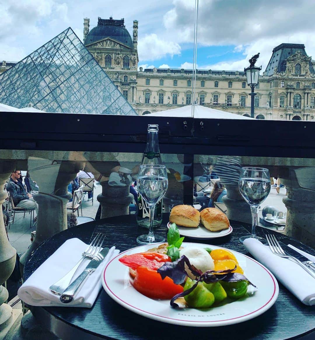 サーシャ・コーエンさんのインスタグラム写真 - (サーシャ・コーエンInstagram)「Hello Louvre. 🥰 #Paris #france #louvre #pyramidedulouvre #lunch」6月10日 22時39分 - sashacohennyc