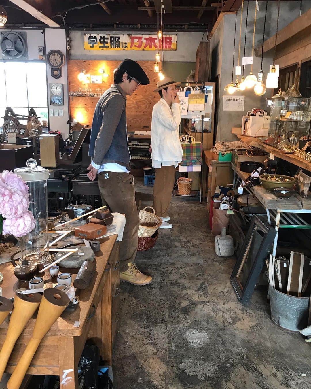 uneclefさんのインスタグラム写真 - (uneclefInstagram)「.﻿ 長野諏訪でのパン、焼き菓子販売でお世話になった『ReBuilding Center JAPAN』、リビセンさん。﻿ ﻿ 家屋や工場の解体や片づけの現場に、大家さんから直接連絡をいただいて伺ったり、お店に持ち込んでいただいたり、行き場を失ってしまったものをレスキュー（引き取り）して、古材と古道具を販売する建築建材のリサイクルショップです。﻿ ﻿ 捨てられていくものや忘れられていく文化を見つめ直し、再び誰かの生活を豊かにする仕組みをつくっていきたいと活動されています。﻿ ﻿ パン、焼き菓子を完売させていただいた後、各フロアをゆっくり拝見させていただきながら、リビセンさんのことを学びました。﻿ ﻿ 素敵な活動ですね…。﻿ ﻿.」6月10日 22時31分 - uneclef