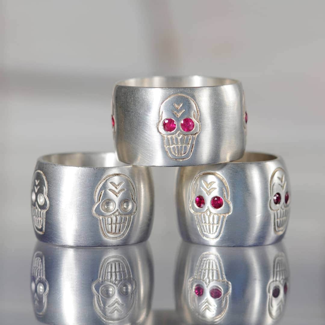のインスタグラム：「This skull is not a symbol of danger or mischief. Skulls are a reminder that all things will pass, the good, the bad, and the conflicted. These powerful symbols stare into our core with ruby eyes, daring us to live life fully and mindfully. In this journey we are surely not alone, symbolized by this silver band of many skulls. Living with these rings we come face to face with ourselves, in complete honesty. These men’s rings are a perfect gift for dad this Father’s Day, June 16th.」