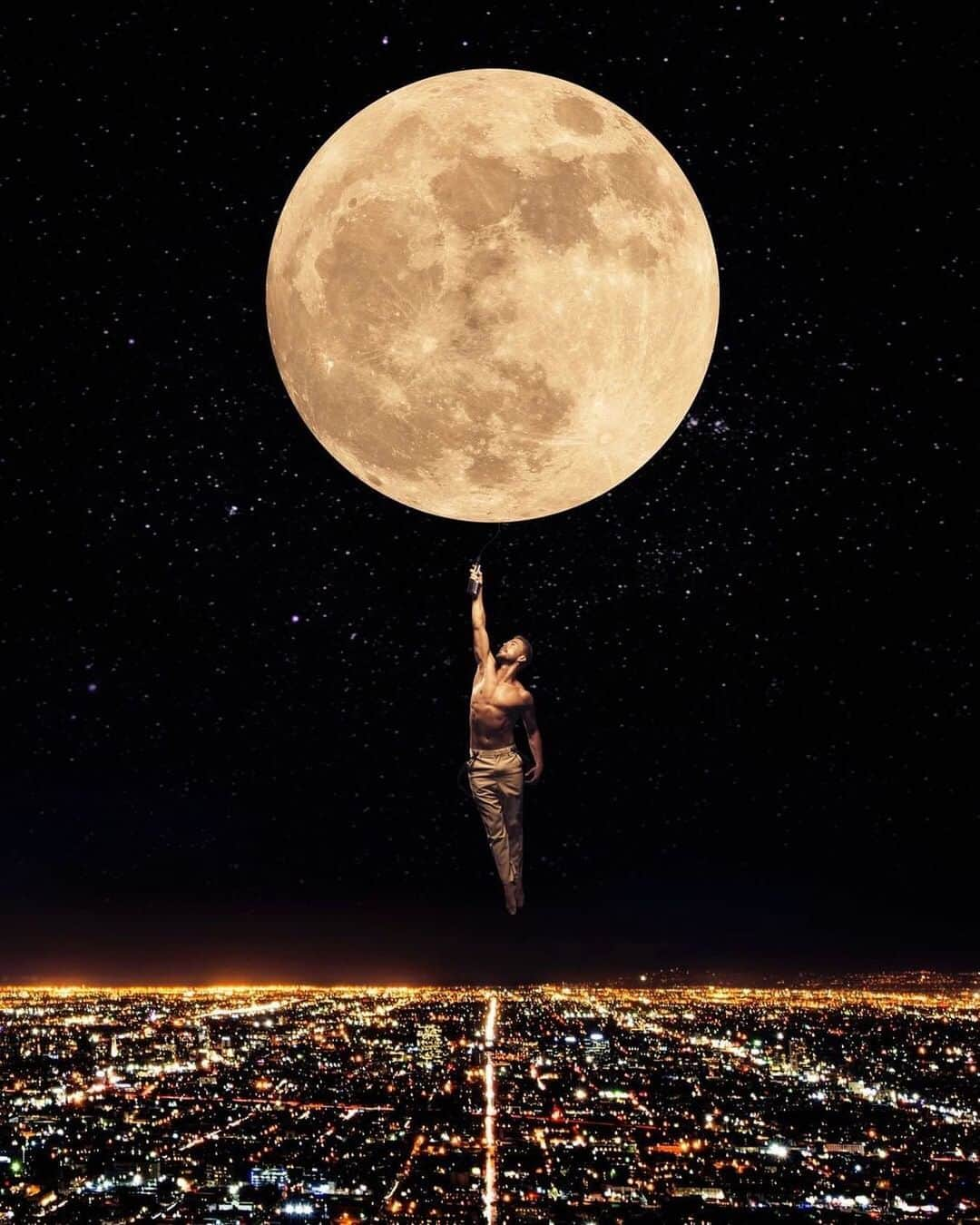 デレク・ハフさんのインスタグラム写真 - (デレク・ハフInstagram)「“People used to think the skies the limit, then somebody went to the moon.” . . Amazing things happen when you realize how much you’re capable of. Everything is impossible until it’s possible. Dream big, believe in yourself  and shoot for the moon!  Art: @tedslittledream  Photo: @brianbowensmith」6月10日 22時36分 - derekhough