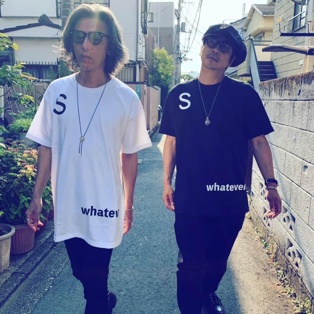 月に吠える。さんのインスタグラム写真 - (月に吠える。Instagram)「salaba 新作Tシャツで 中年のお散歩。 #salaba #青山正隆 #パリ山夢朗#大森南朋」6月10日 22時36分 - tsukinihoeru.6960.naoomori