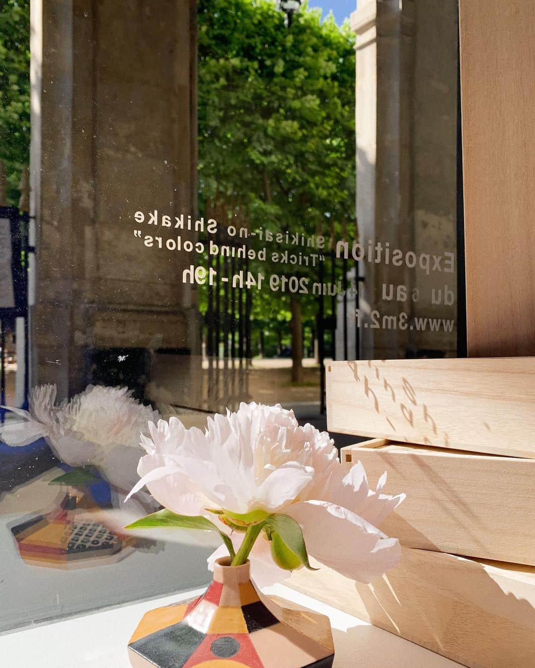 のインスタグラム：「Open today 💐 Exhibition Date: June 6th, 2019 (Thurs.) – June 14th, 2019 (Fri.) Open Hours: 14h – 19h (19h – 21h for the opening reception on June 7th) . Gallery: 3m2 Location: 145 galerie de valois 75001,Paris ＊Located in Jardin PalaisRoyal . #flowervase #vase #paris #pink #abstract #art」