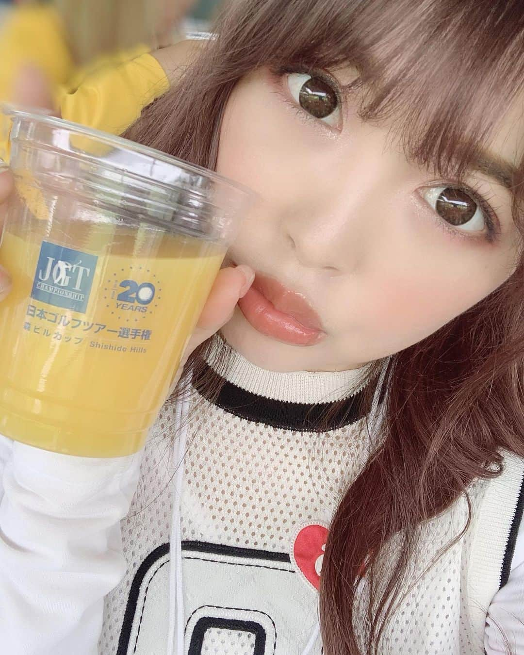 板橋瑠美さんのインスタグラム写真 - (板橋瑠美Instagram)「✨2019.6.9✨ 日本プロゴルフツアー選手権四日間﻿ 無事に終わりました^ ^！﻿ ﻿ ﻿ 任命式でアンバサダーのみんなと、﻿ 青木功会長と初めてお会いしてから﻿ はや二ヶ月。﻿ ﻿ 全く初心者で、右も左もわからないし﻿ とても緊張したのを覚えてます。﻿ ﻿ ﻿ 初心者の私なんかがアンバサダーに任命されて﻿ みんなの足を引っ張らないように、頑張ろう！って思って。。。﻿ ﻿ ﻿ 初ラウンドも本当嫌な顔せず色々と教えてくれたりとか、﻿ みんながとても優しくて﻿ 本当にみんなと出会えて良かった💜﻿ ﻿ ﻿ ﻿ そしてゴルフも、専門用語やルールをだんだん﻿ 知っていき、﻿ とても楽しくなってきて。。。﻿ ﻿ 今回のトーナメントを初めて生で見て﻿ 更にどハマりしてしまいました😍✨﻿ ﻿ ﻿ かなりのギャラリーと、﻿ カメラの台数がたくさんある環境で、﻿ ﻿ とんでもない緊張感の中、﻿ しっかりと結果を出していく選手たちのメンタルの強さにも本当に感動しました。﻿ ﻿ ﻿ とにかく改めて選手の凄さ﻿ プロのレベルの凄さを目の前で見れて﻿ ﻿ もっともっともっと上手くなりたい！と思いました♡﻿ ﻿ 早く打ちっ放しとレッスン行きたいです💓﻿ ﻿ こんなにもハマるとは自分でも思わなかった。﻿ ﻿ ﻿ 大きな会場で、このような大役をさせていただいたことに改めて感謝してます。﻿ ﻿ ﻿ そして当日声かけてくださった沢山皆様、ありがとうございました😊！！﻿ ﻿ ﻿ また来年も是非、日本プロゴルフツアー選手権2020も足をお運びください！！✨﻿ ﻿ ﻿ ﻿ ﻿ そして優勝した堀川未来夢選手の最終日の最終ホールのグリーンに乗る際の﻿ 全員が総出で拍手でお出迎えするシーンは、本当に鳥肌が立ちました！✨﻿ ﻿ 優勝本当におめでとうございます！！！﻿ ﻿ ﻿ ﻿ 選手の皆様、スタッフの皆様、本当にお疲れ様でした！！！ ゴルフ最高ーーーー💜！！！ ・ ・ ・ ・ #ゴルフ ﻿ #JGTO #森ビルカップ #JGTOアンバサダー アンバサダー #golf #lovegolf #男子ゴルフプロ #男子プロゴルフ #ゴルフ大好き #ゴルフ楽しい #ゴルフ女子 #ゴルフデビューデサント #日本ゴルフツアー選手権SNSアンバサダー」6月10日 17時16分 - rumi_official_0616