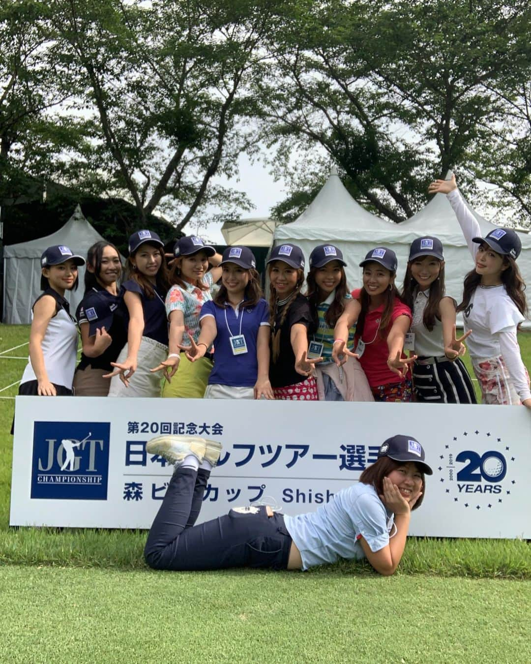 板橋瑠美さんのインスタグラム写真 - (板橋瑠美Instagram)「✨2019.6.9✨ 日本プロゴルフツアー選手権四日間﻿ 無事に終わりました^ ^！﻿ ﻿ ﻿ 任命式でアンバサダーのみんなと、﻿ 青木功会長と初めてお会いしてから﻿ はや二ヶ月。﻿ ﻿ 全く初心者で、右も左もわからないし﻿ とても緊張したのを覚えてます。﻿ ﻿ ﻿ 初心者の私なんかがアンバサダーに任命されて﻿ みんなの足を引っ張らないように、頑張ろう！って思って。。。﻿ ﻿ ﻿ 初ラウンドも本当嫌な顔せず色々と教えてくれたりとか、﻿ みんながとても優しくて﻿ 本当にみんなと出会えて良かった💜﻿ ﻿ ﻿ ﻿ そしてゴルフも、専門用語やルールをだんだん﻿ 知っていき、﻿ とても楽しくなってきて。。。﻿ ﻿ 今回のトーナメントを初めて生で見て﻿ 更にどハマりしてしまいました😍✨﻿ ﻿ ﻿ かなりのギャラリーと、﻿ カメラの台数がたくさんある環境で、﻿ ﻿ とんでもない緊張感の中、﻿ しっかりと結果を出していく選手たちのメンタルの強さにも本当に感動しました。﻿ ﻿ ﻿ とにかく改めて選手の凄さ﻿ プロのレベルの凄さを目の前で見れて﻿ ﻿ もっともっともっと上手くなりたい！と思いました♡﻿ ﻿ 早く打ちっ放しとレッスン行きたいです💓﻿ ﻿ こんなにもハマるとは自分でも思わなかった。﻿ ﻿ ﻿ 大きな会場で、このような大役をさせていただいたことに改めて感謝してます。﻿ ﻿ ﻿ そして当日声かけてくださった沢山皆様、ありがとうございました😊！！﻿ ﻿ ﻿ また来年も是非、日本プロゴルフツアー選手権2020も足をお運びください！！✨﻿ ﻿ ﻿ ﻿ ﻿ そして優勝した堀川未来夢選手の最終日の最終ホールのグリーンに乗る際の﻿ 全員が総出で拍手でお出迎えするシーンは、本当に鳥肌が立ちました！✨﻿ ﻿ 優勝本当におめでとうございます！！！﻿ ﻿ ﻿ ﻿ 選手の皆様、スタッフの皆様、本当にお疲れ様でした！！！ ゴルフ最高ーーーー💜！！！ ・ ・ ・ ・ #ゴルフ ﻿ #JGTO #森ビルカップ #JGTOアンバサダー アンバサダー #golf #lovegolf #男子ゴルフプロ #男子プロゴルフ #ゴルフ大好き #ゴルフ楽しい #ゴルフ女子 #ゴルフデビューデサント #日本ゴルフツアー選手権SNSアンバサダー」6月10日 17時16分 - rumi_official_0616