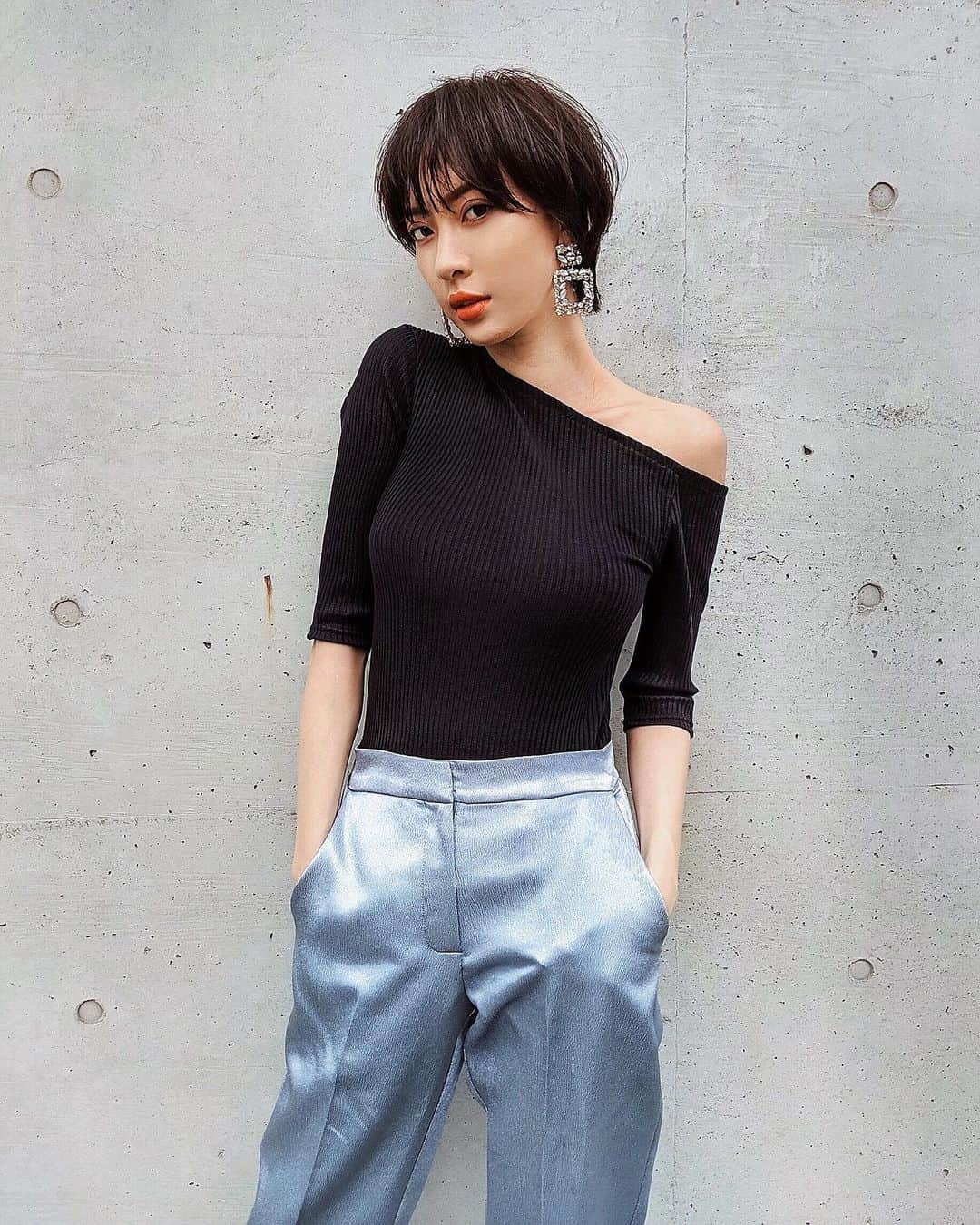 ソンイのインスタグラム：「撮影のためにヘアーメンテへ✂️🖤 カラーはいつものグレーアッシュにしてもらって、前髪を軽くしてトップのシルエットを整えてもらったよ💇🏻‍♀️ 🎐トップス : @akte_official 🎐パンツ : @akte_official 🎐ピアス : @zara ✂️ヘアー担当 : @keichiito」