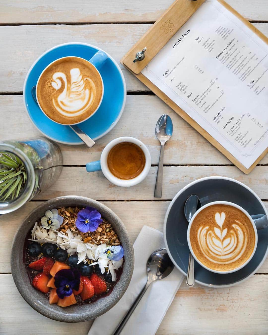 @LONDON | TAG #THISISLONDONさんのインスタグラム写真 - (@LONDON | TAG #THISISLONDONInstagram)「Morning #London - it’s @robsonbarista here checking in at @saucerandcup at #WimbledonPark for some excellent #coffee! || A delicious #flatwhite ☕ and an espresso paired perfectly with a great #acai bowl 🍇 - what a great way to start the day! 🙌🏼 Tag your coffee crew! 👇🏼👇🏼 // #londonreviewed #thisislondon #londoncoffeeshops #wimbledon #london #londonfood」6月10日 17時11分 - london